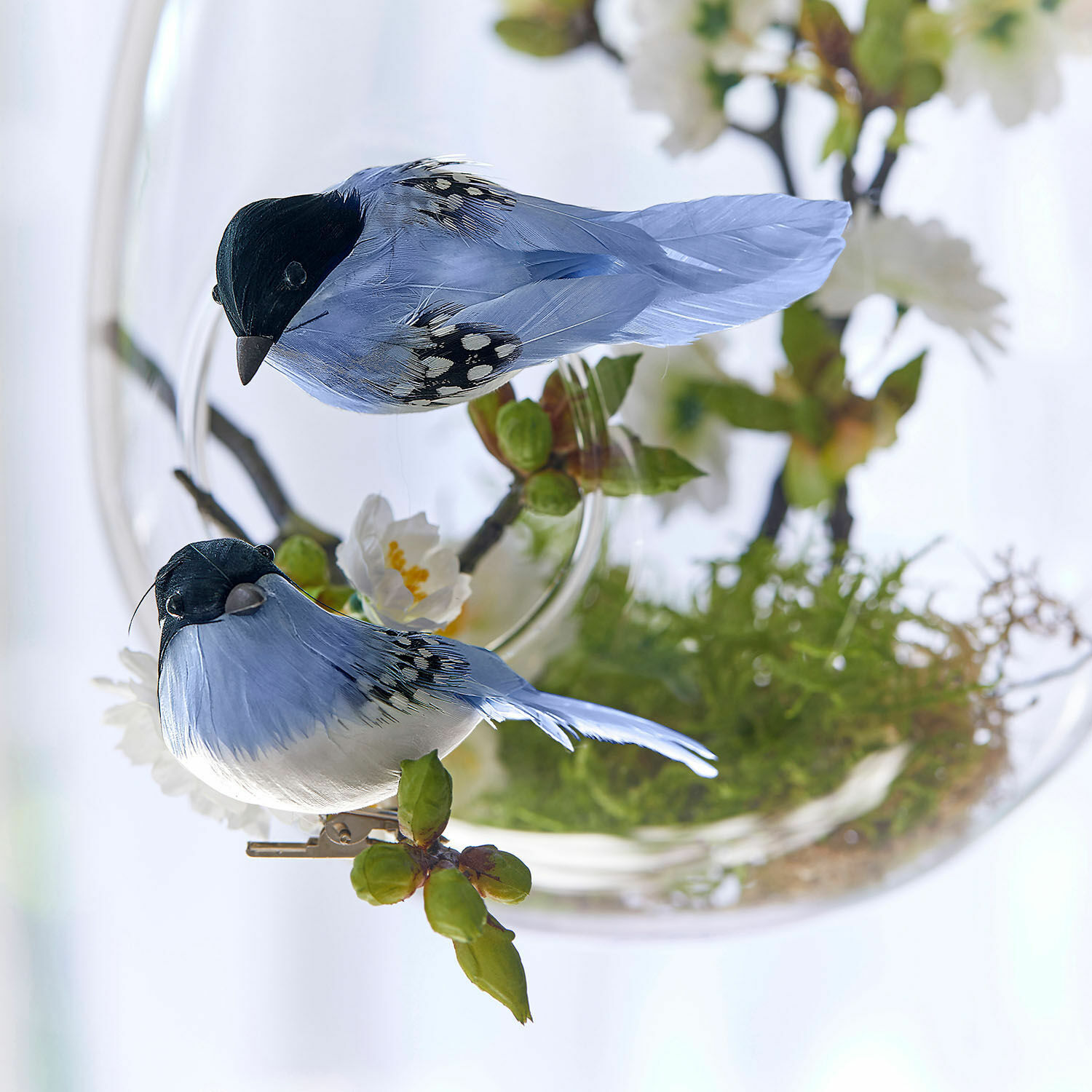 Zwei blaue Dekovögel aus Federn mit Klammern zur Pflanzen- und Wohnungsdekoration