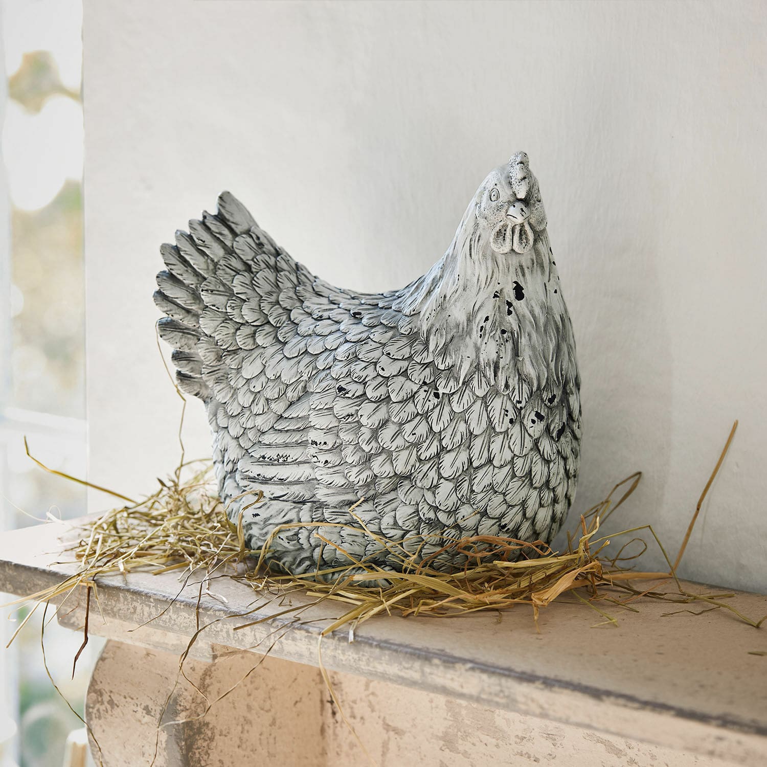 Deko-Huhn Delmonico Dekorative Hühnerfigur aus grauweissem Material auf Stroh, Wohn- und Gartendekoration