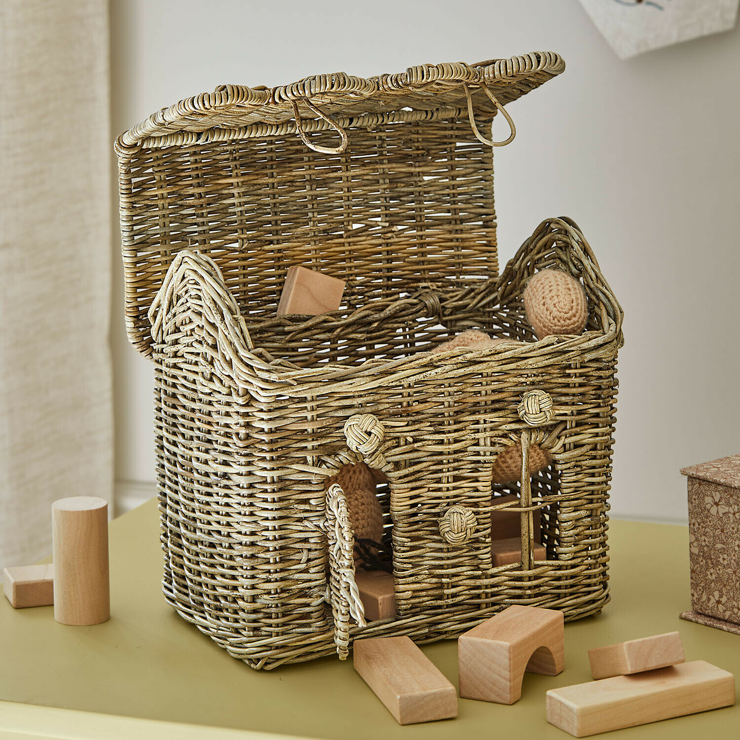 Hauskörbchen Fintello Offener Weidenkorb in Hausform mit Holzbausteinen und Spielzeug in Naturfarben
