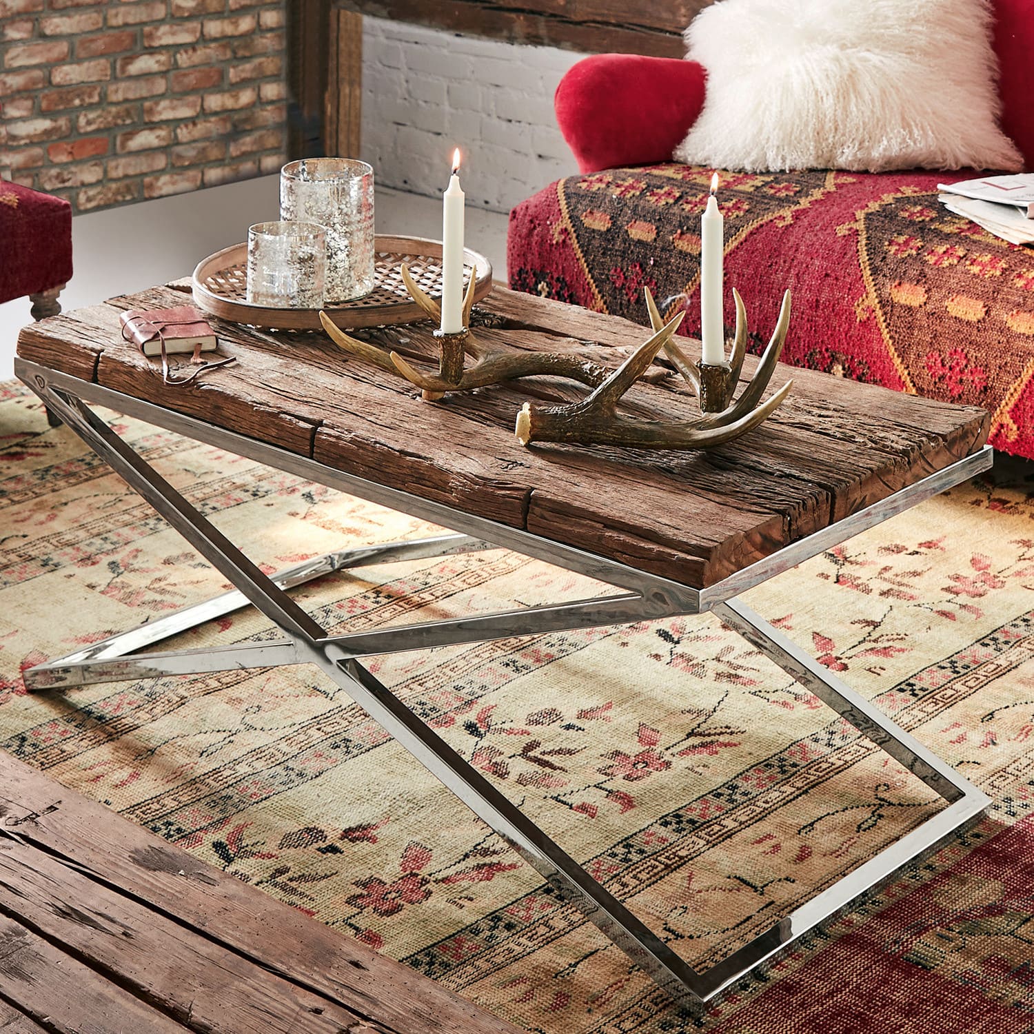 Couchtisch Wilson Rustikaler Couchtisch aus Holz und Metall mit Kerzen- und Geweih-Dekor im Wohnzimmer