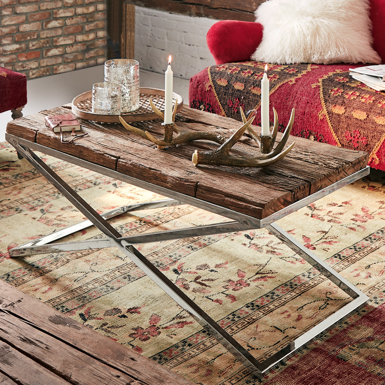 Couchtisch Wilson Rustikaler Couchtisch aus Holz und Metall mit Kerzen- und Geweih-Dekor im Wohnzimmer