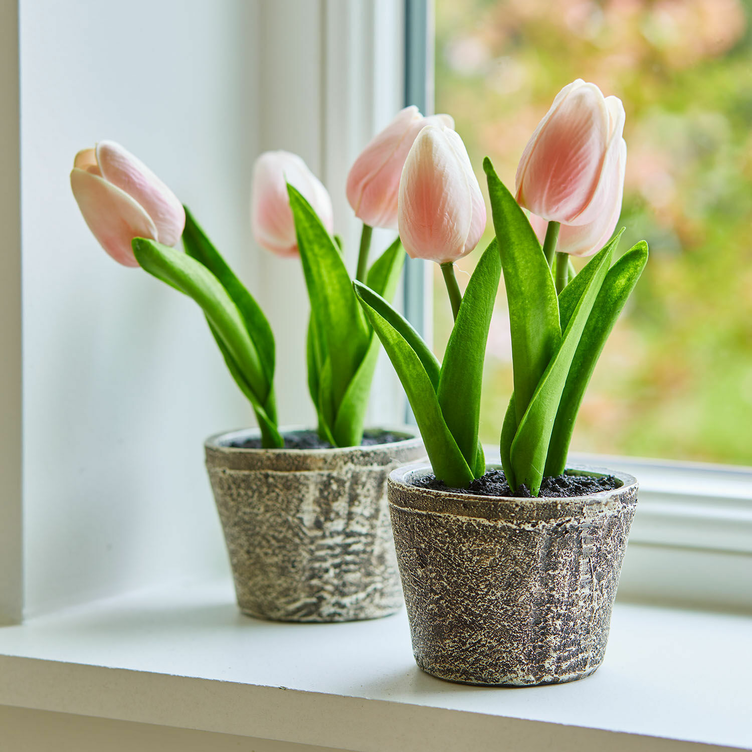 Deko-Tulpe 2er Set Zéphine Zarte rosa Tulpen in grauen Steintöpfen auf der Fensterbank, frühlingshafte Dekoration