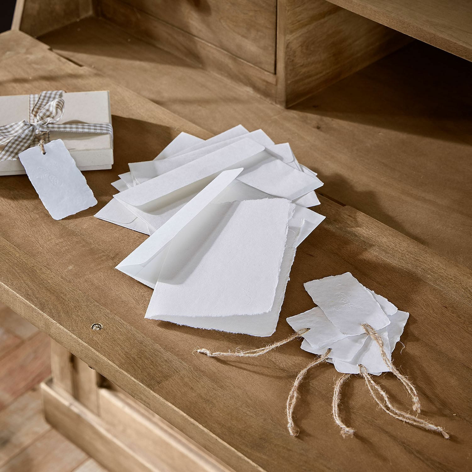 Grusskarte & Anhänger 12er Set Xavette Set aus weissen Briefpapieren und Umschlägen auf Holztisch zum Schreiben von Briefen