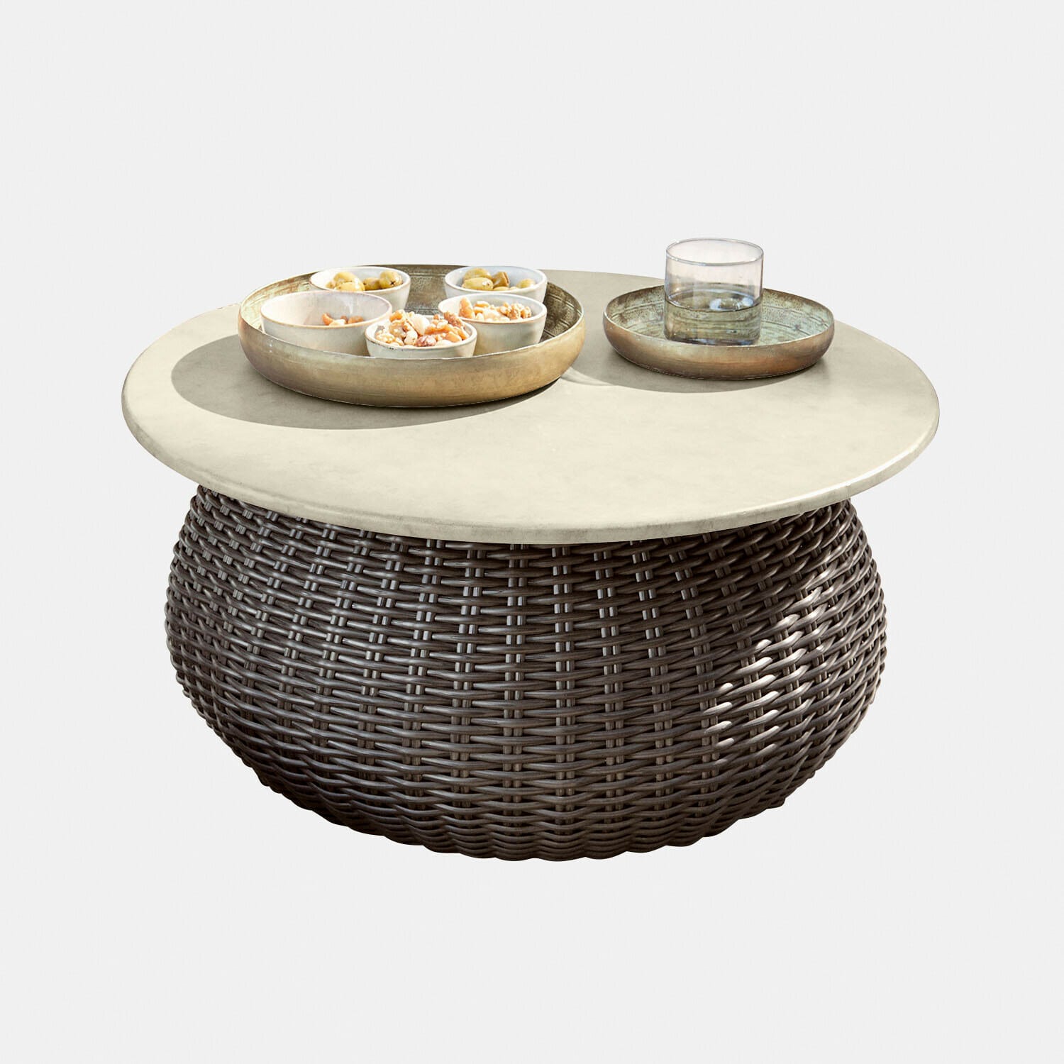 Runder Couchtisch mit hellem Tischplatte und dunklem geflochtenem Korbgestell, moderner Wohnzimmertisch