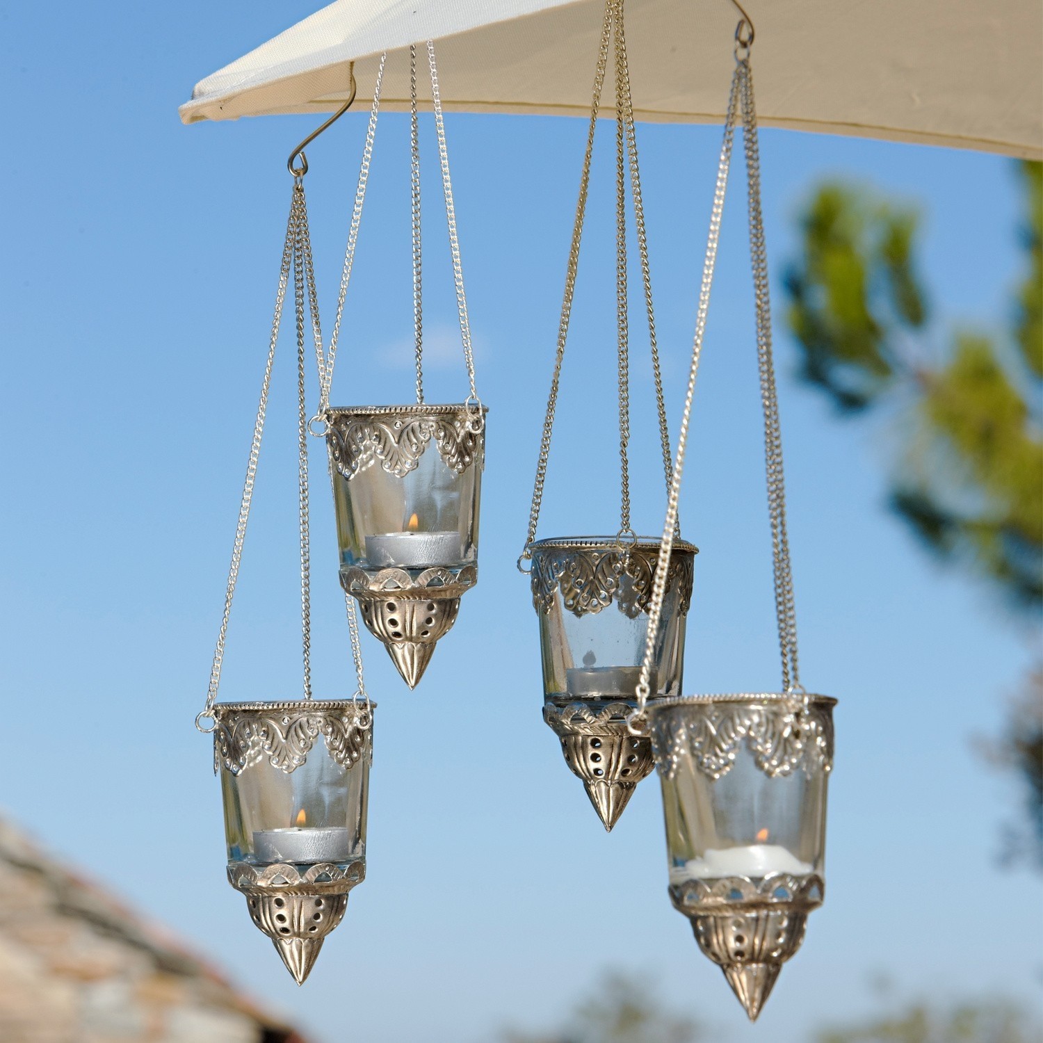 Windlichter 4er Set Céleste Vier hängende Windlichter aus Glas und silbernem Metall mit Ketten für die Gartendekoration