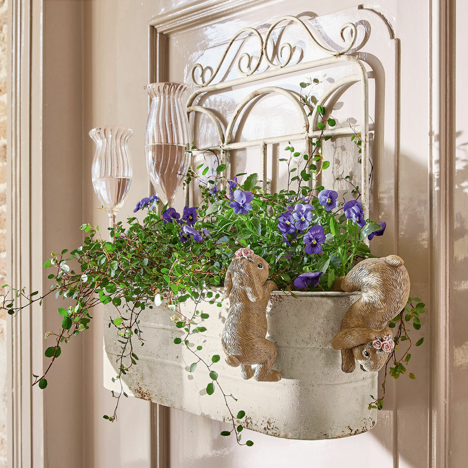 Pflanzkorb Marwin Metall-Wandblumentopf mit Hasendekor und violetten Blumen vor hellem Türhintergrund
