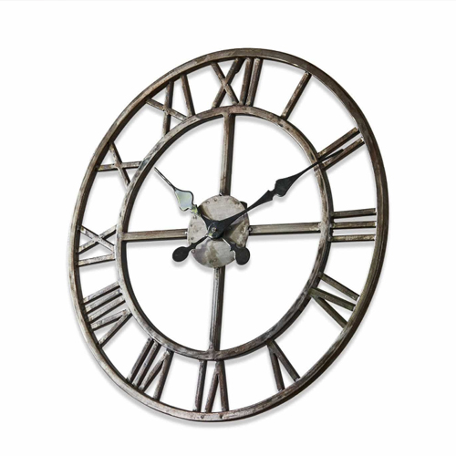 Wanduhr aus Metall mit römischen Ziffern im Vintage-Stil, silber-schwarz