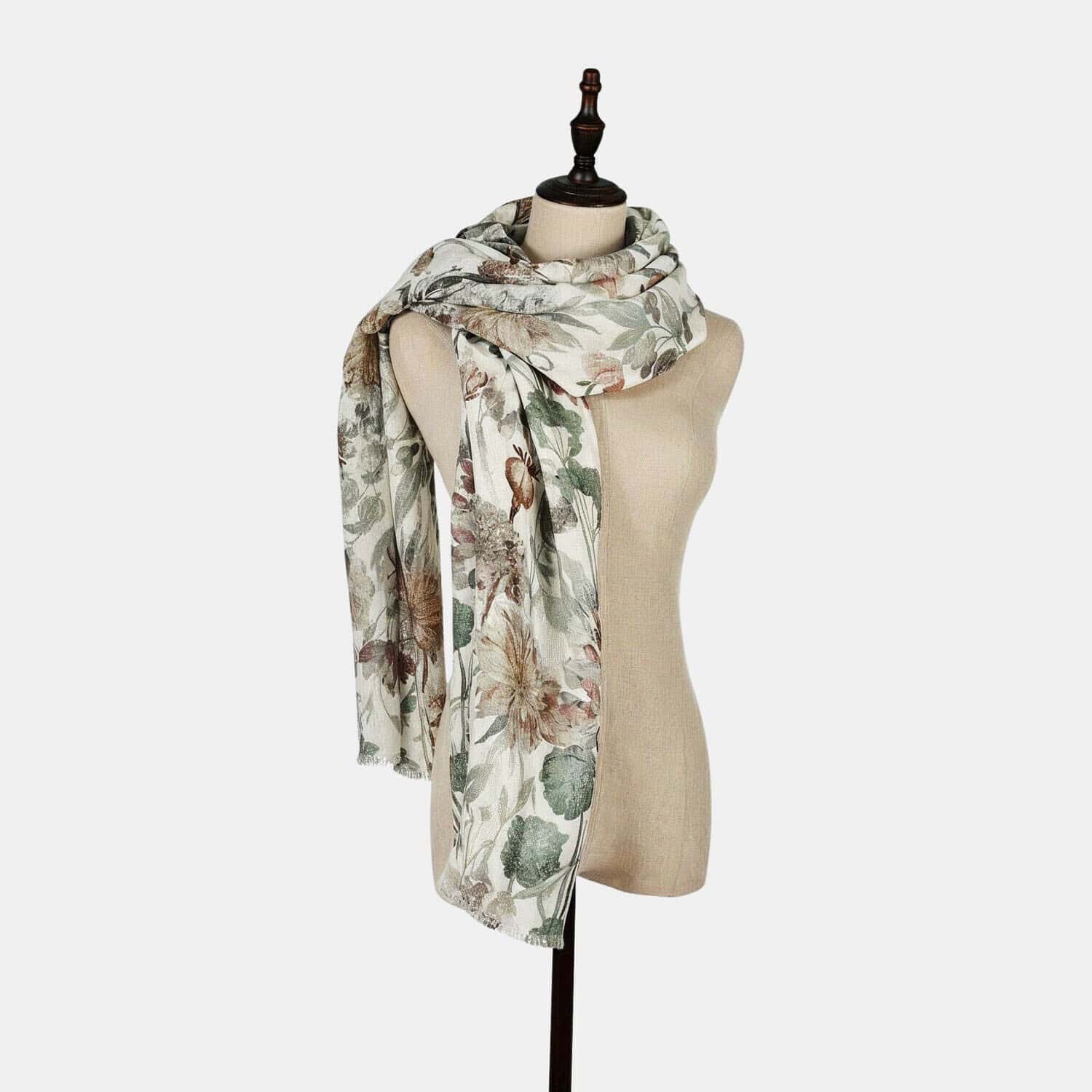 Leichter Schal mit floralem Muster in Grün- und Brauntönen auf beigem Hintergrund, weicher und luftiger Stoff
