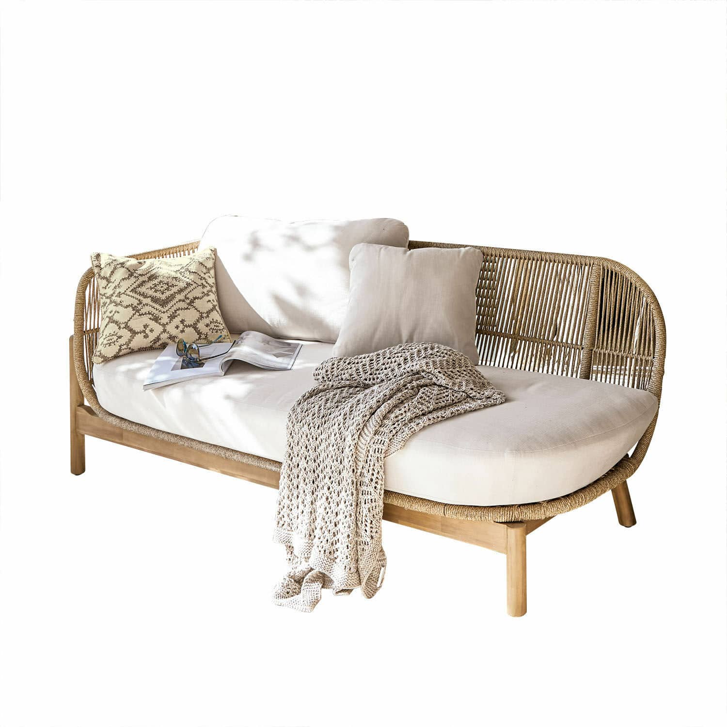 Chaiselongue FSC®-100% Belvidere Rattan- und Holzsofa mit cremefarbenen Kissen und gestrickter Decke fürs Wohnzimmer