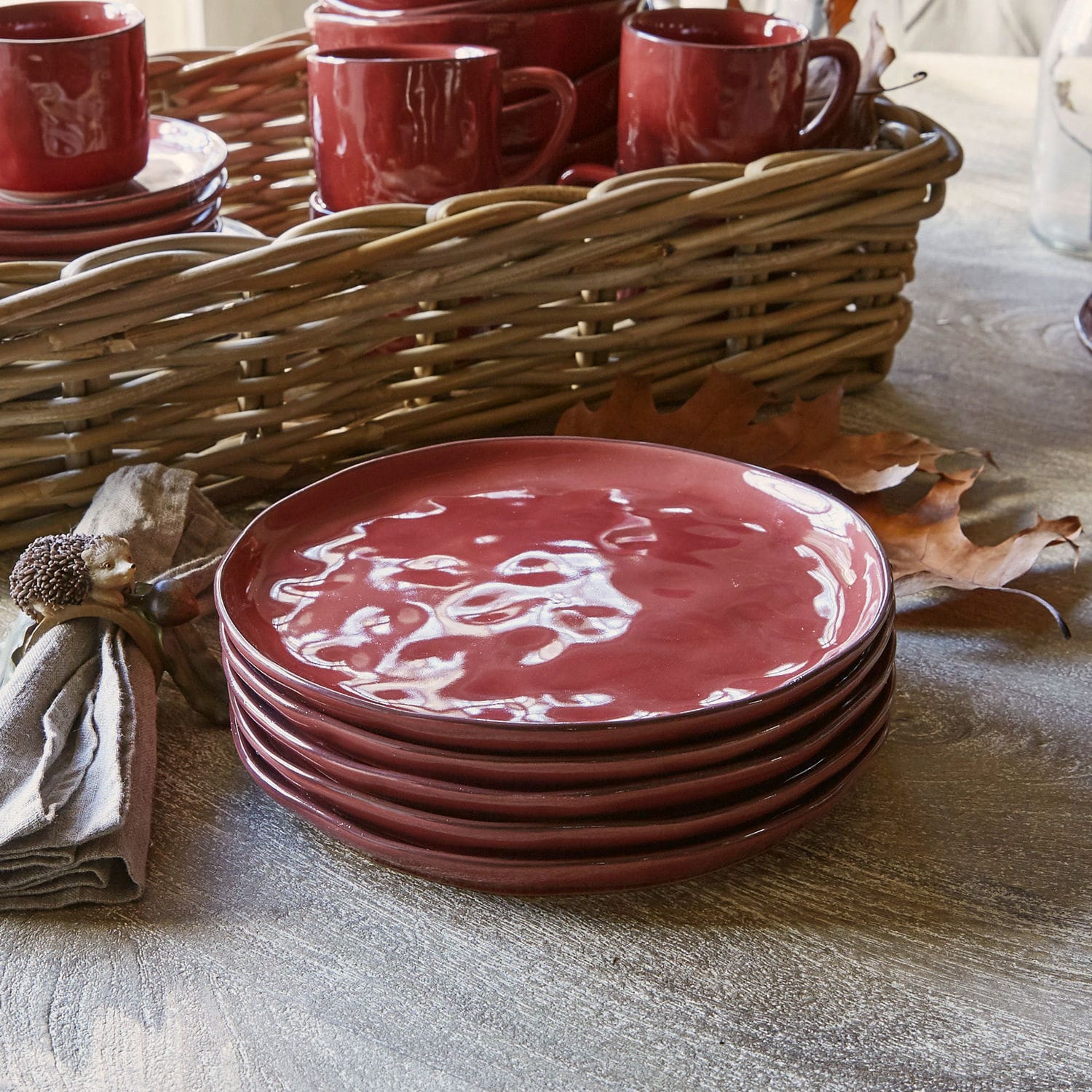 Dessertteller 6er Set Biarré Set aus roten Keramiktellern auf Holztisch mit herbstlicher Dekoration