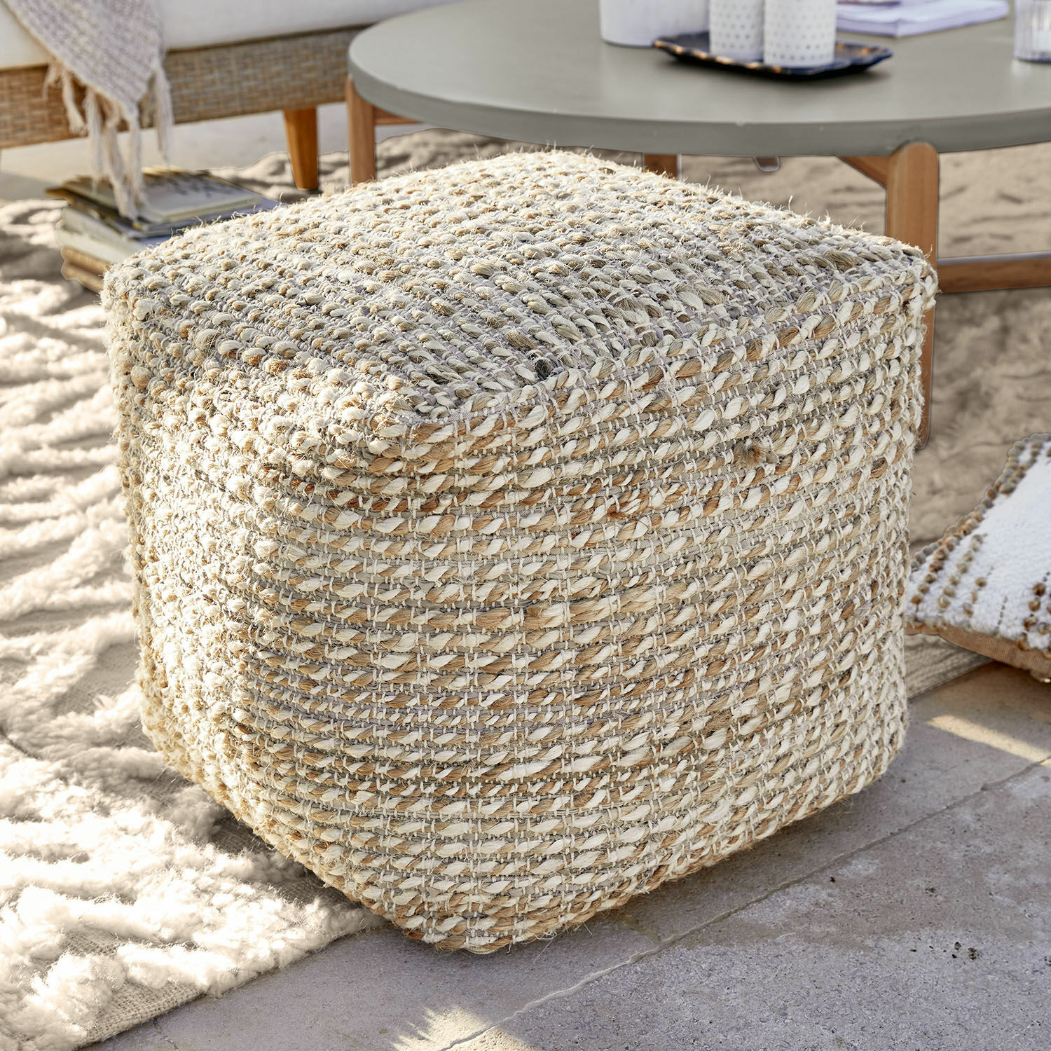 Hocker Davin Quadratischer Pouf aus geflochtenem Naturmaterial in Beige-Creme-Tönen für das Wohnzimmer