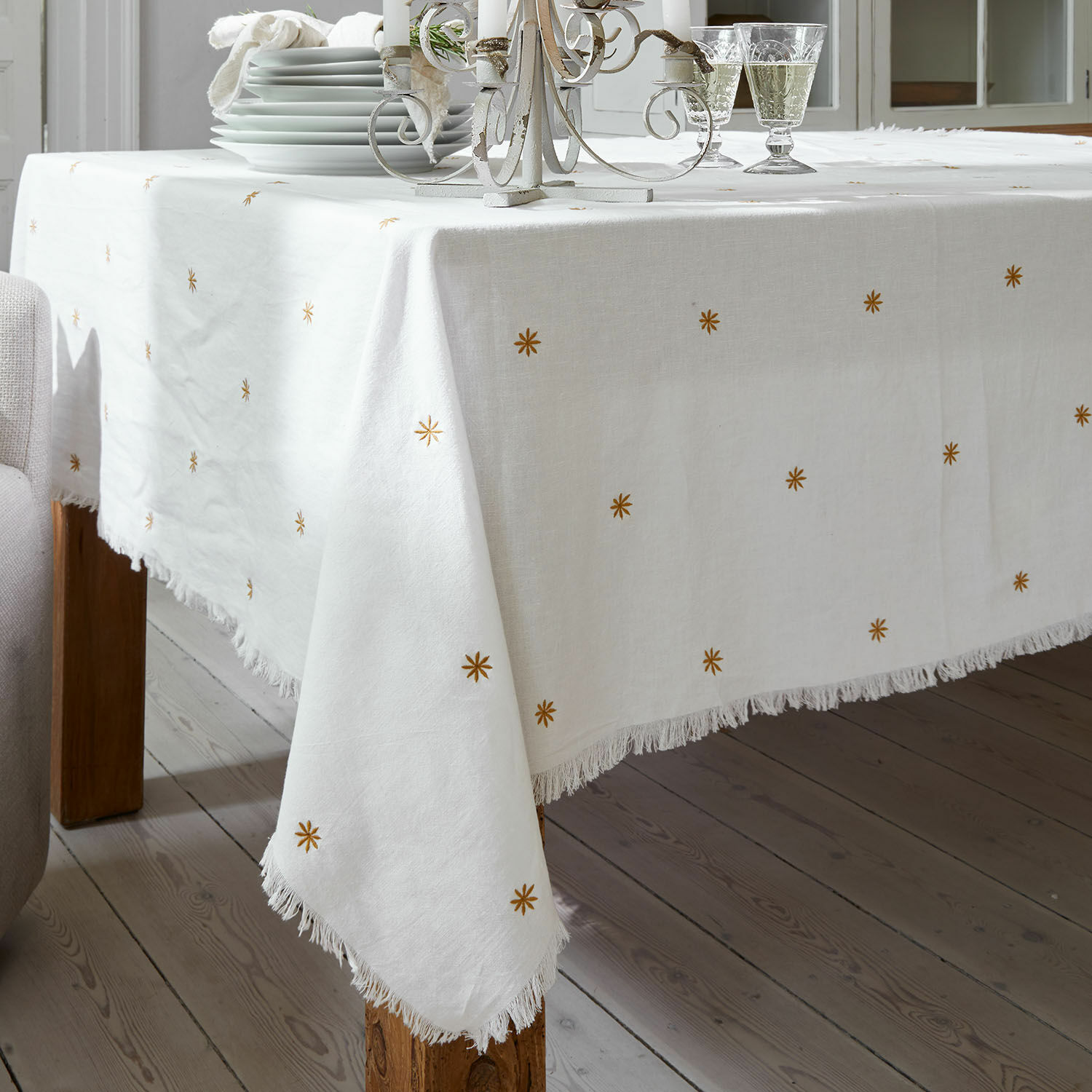 Tischdecke Fjalara Weisse Leinentischdecke mit Fransen und goldenen Sternen, elegante Tischdekoration