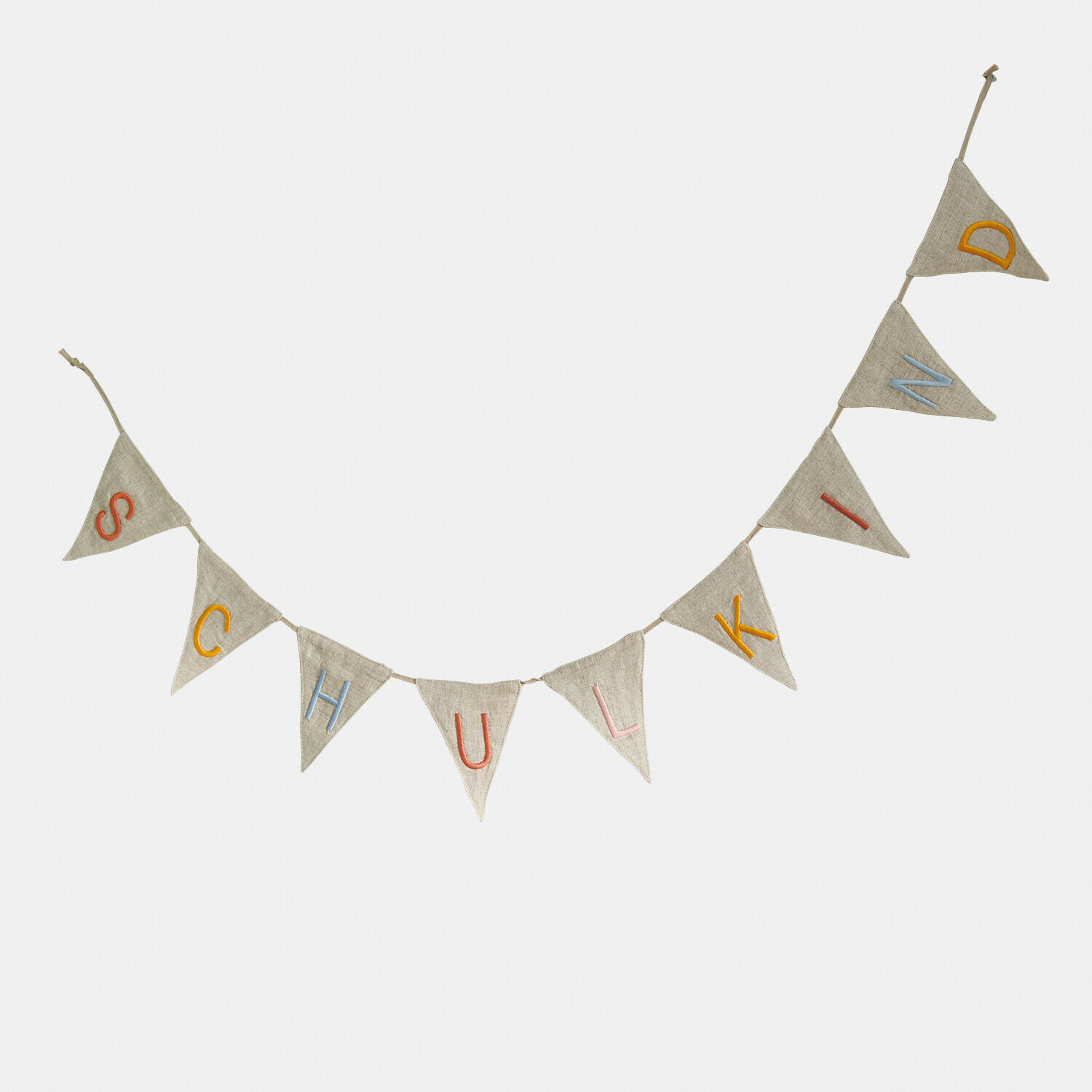Girlande aus naturfarbenem Leinen mit bunten Buchstaben, die das Wort SCHULKIND bilden, Schuldekoration
