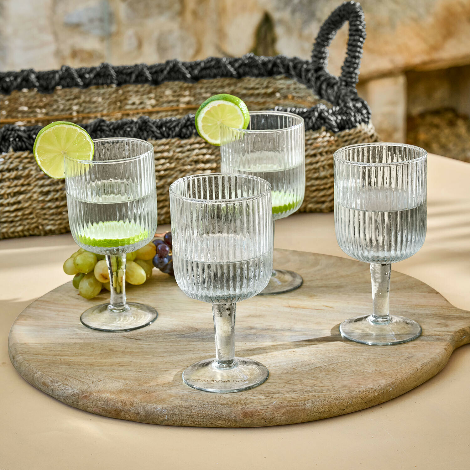 Glas 4er Set Caleza Set mit vier transparenten Gläsern aus geriffeltem Glas auf Holztablett mit Limettenscheiben