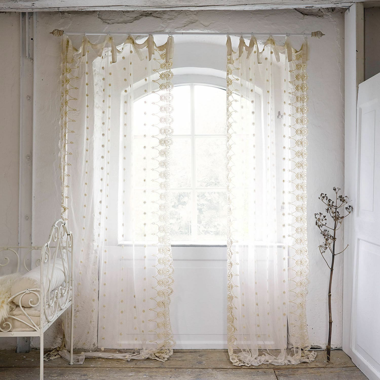 Gardine Elaisa Transparenter Vorhang mit beiger Spitze und Stickerei für helle Fensterdekoration