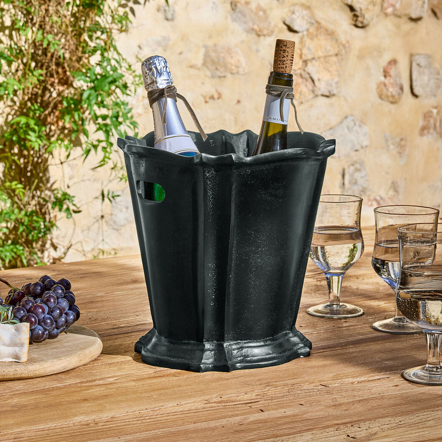 Getränkekühler Trévaux Schwarzer Metall-Eiskübel mit zwei Weinflaschen auf Holztisch im Aussenbereich