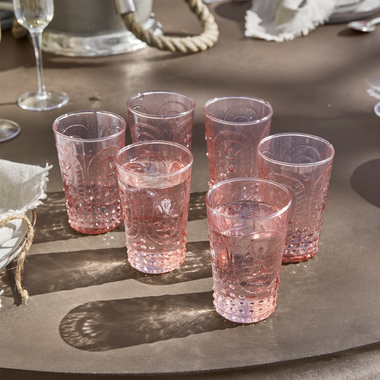 Glas 6er Set Fleury Set mit sechs rosa Gläsern mit dekorativem Muster auf braunem Tisch für Getränke