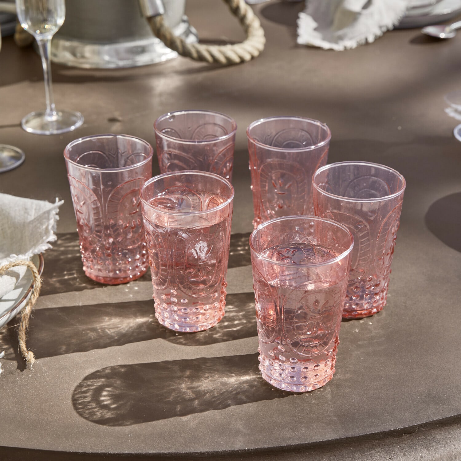 Glas 6er Set Fleury Set mit sechs rosa Gläsern mit dekorativem Muster auf braunem Tisch für Getränke