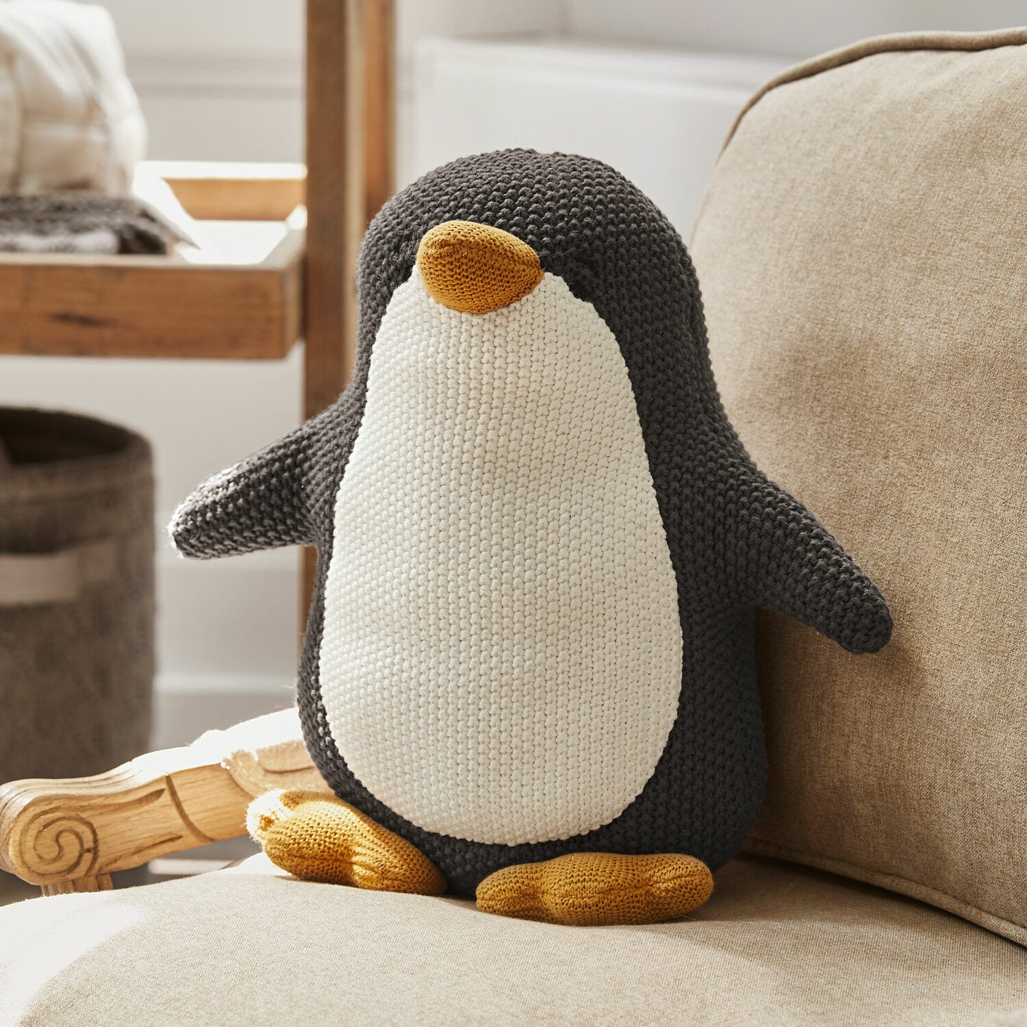 Stofftier Jocienne Weiches, gestricktes Pinguin-Kissen in Grau, Weiss und Gelb als gemütliche Wohnraumdekoration