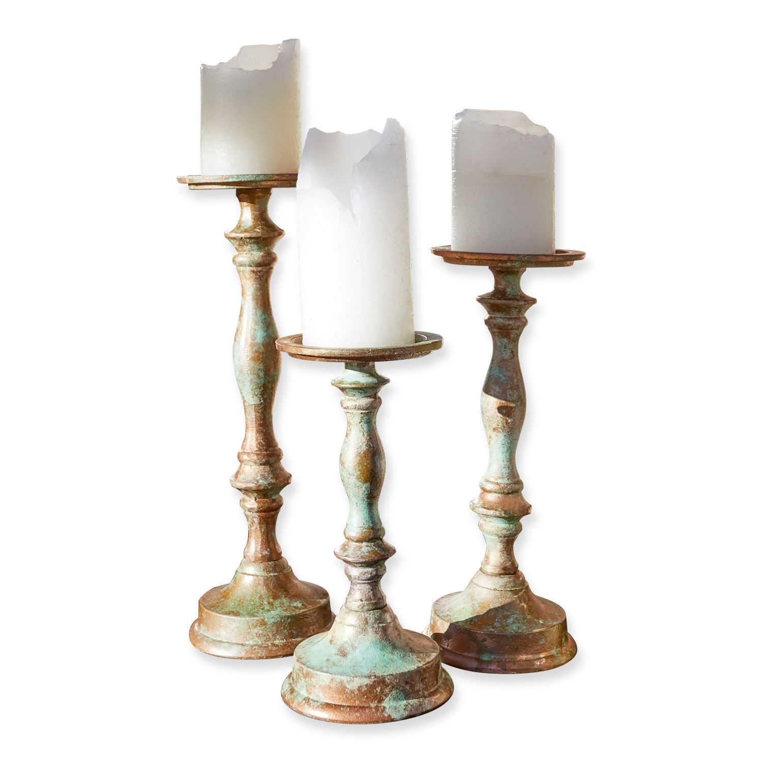 Kerzenständer 3er Set Floirac Drei antik wirkende Metallkerzenhalter mit weisser Dekokerze und Patina-Finish