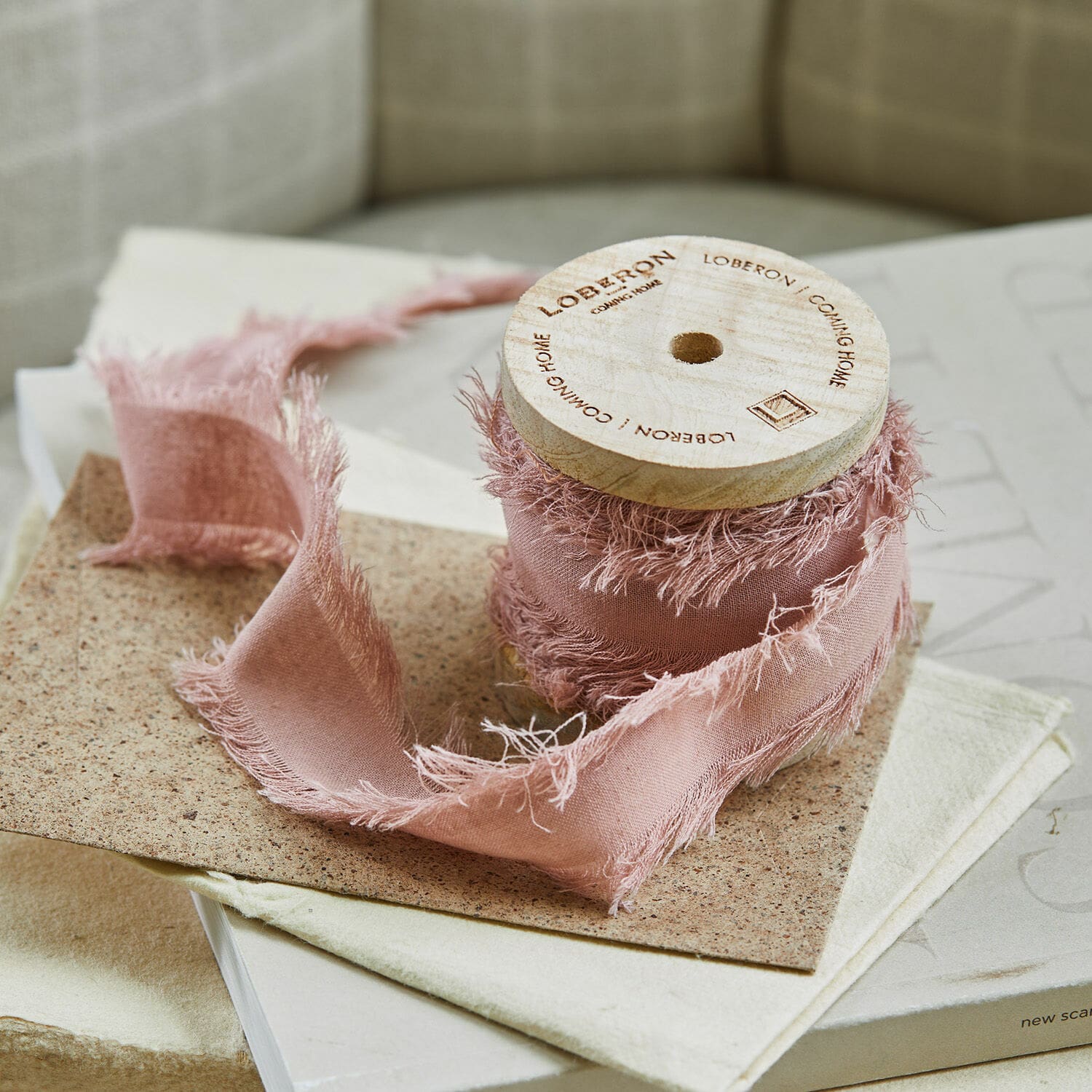 Band Celoria Rosa Baumwollband mit ausgefransten Kanten auf Holzspule zum Dekorieren und Basteln