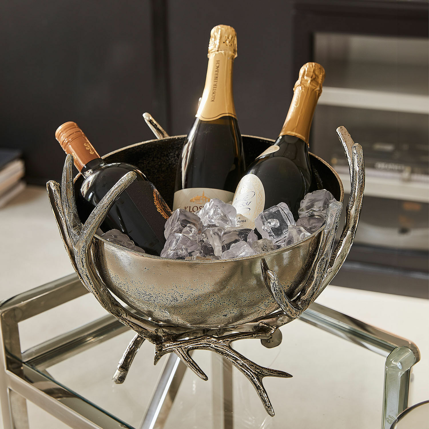 Getränkekühler Amirak Metall-Eisbehälter in Silber mit Geweih-Design, gefüllt mit drei Wein- und Champagnerflaschen