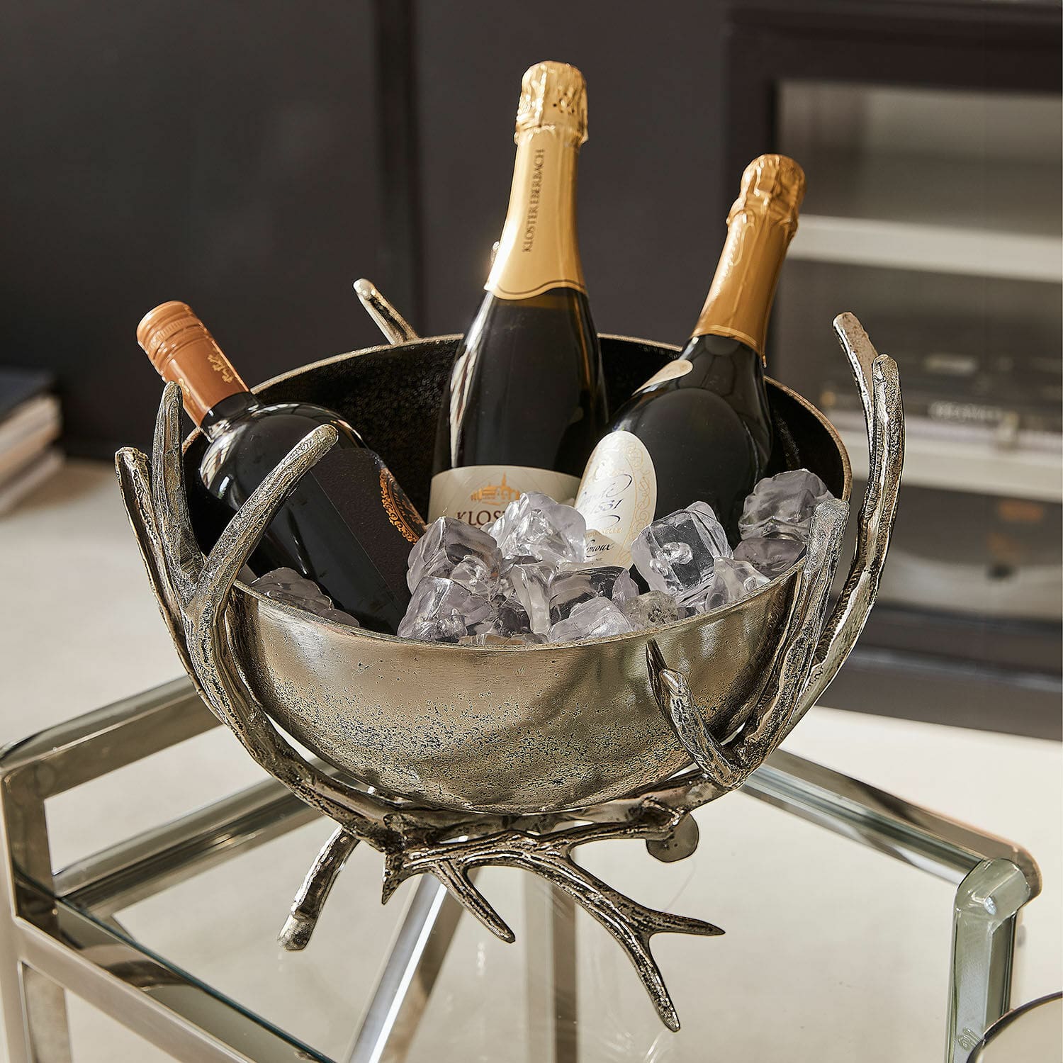 Getränkekühler Amirak Metall-Eisbehälter in Silber mit Geweih-Design, gefüllt mit drei Wein- und Champagnerflaschen