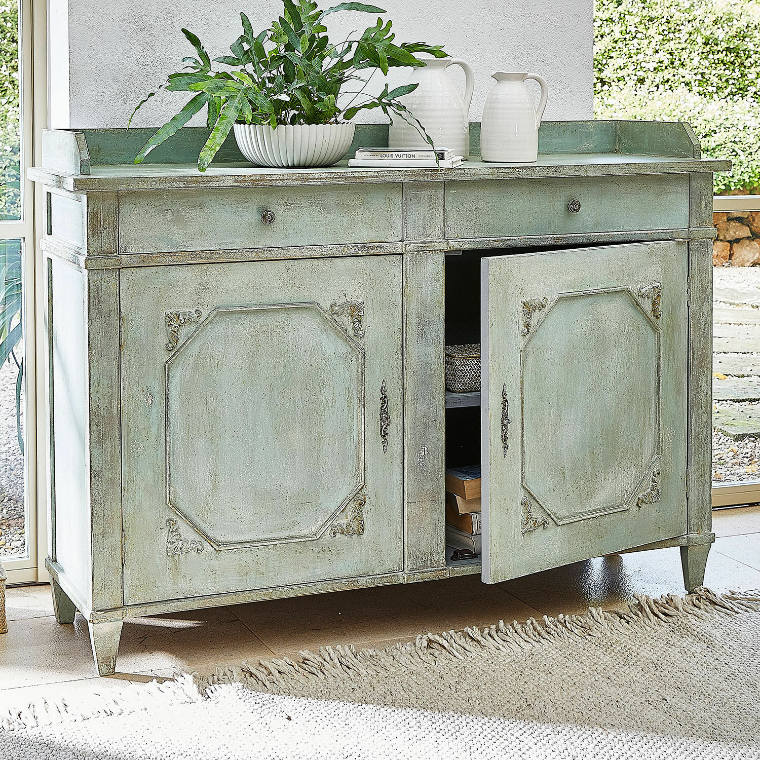 Kommode Mervelique Grüner Holzschrank mit zwei Schubladen und dekorativen Türen im Vintage-Stil