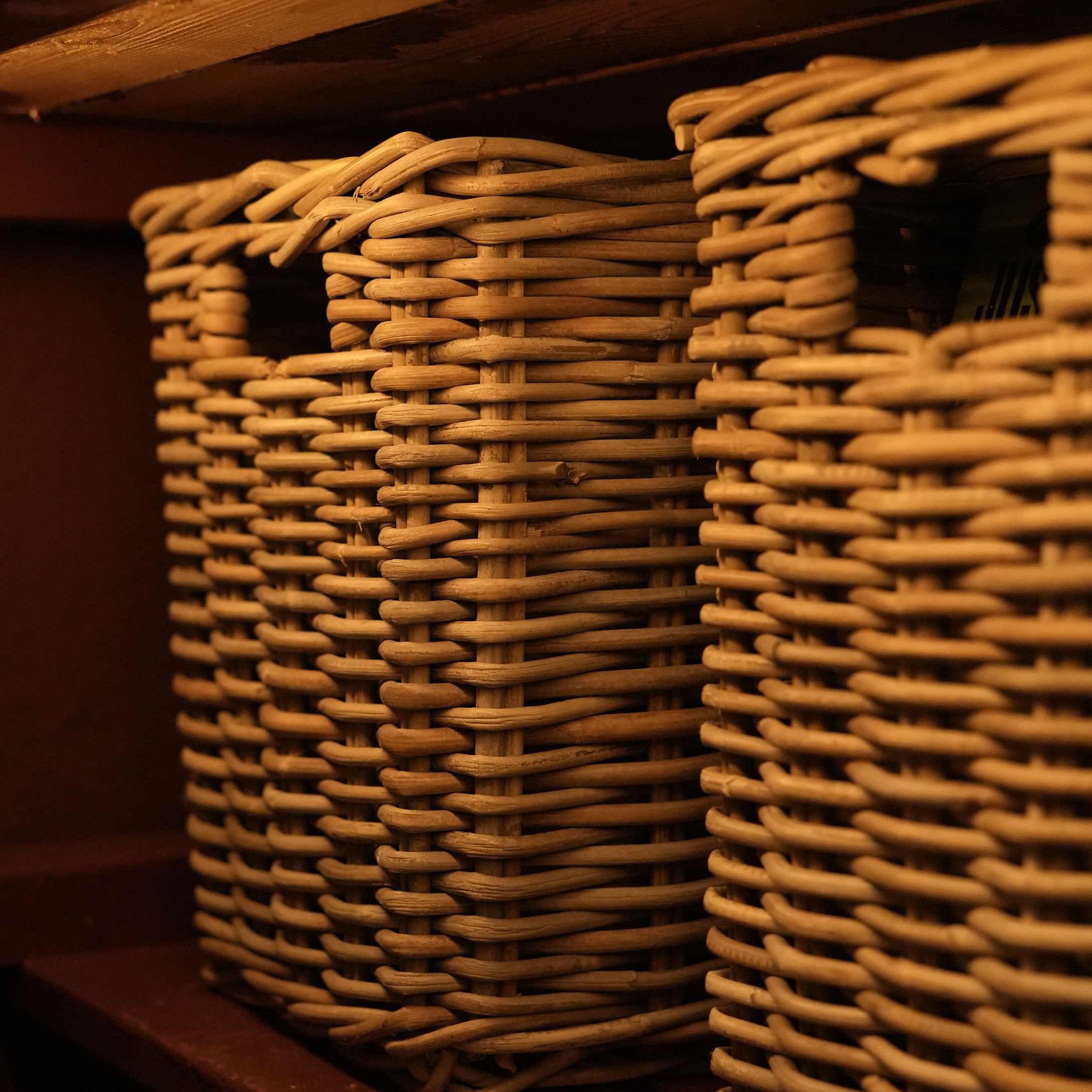 Natürlicher Rattankorb in warmem Beige, ideal zur Aufbewahrung und Organisation im Zuhause