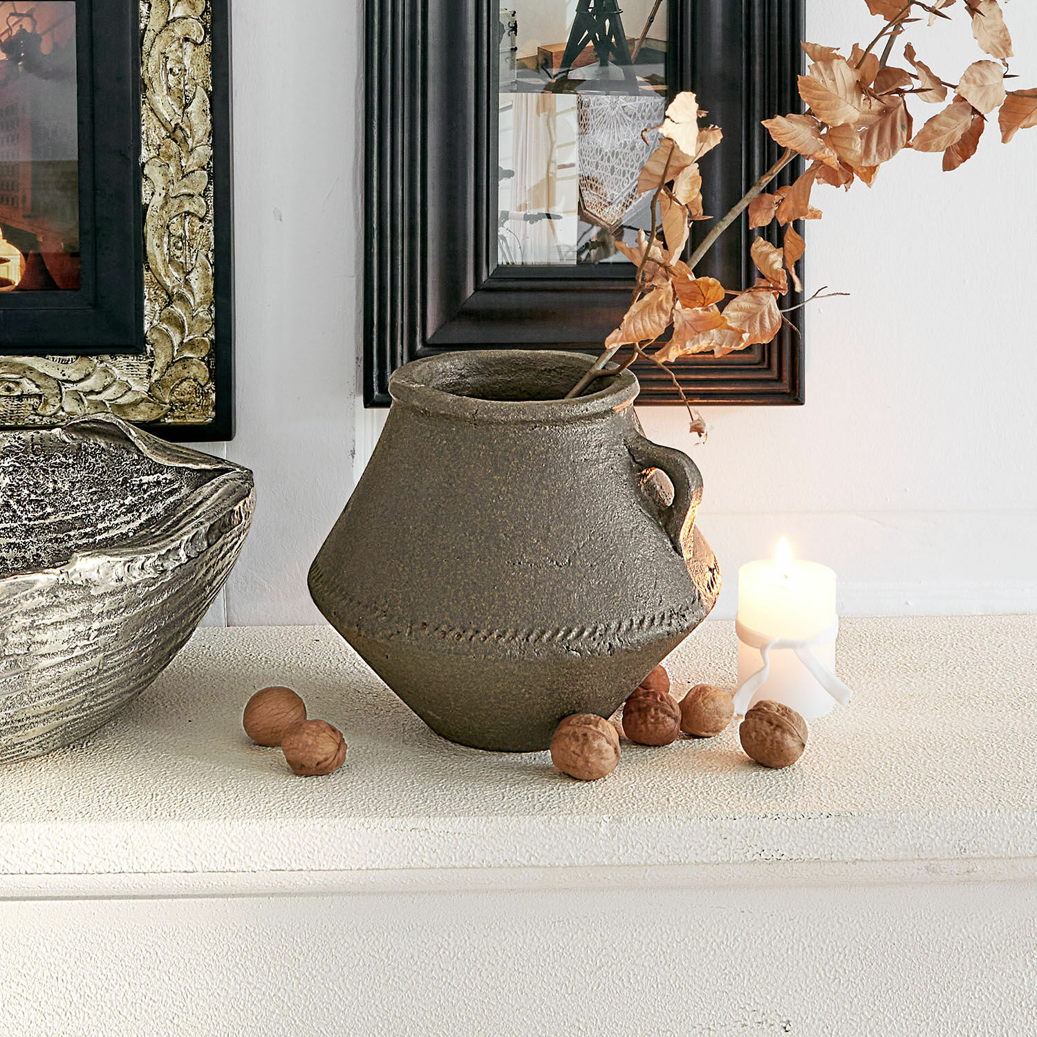 Vase Nouvillac Braune Keramikvase mit Henkel und getrockneten Blättern, Tischdekoration mit Nüssen und Kerze
