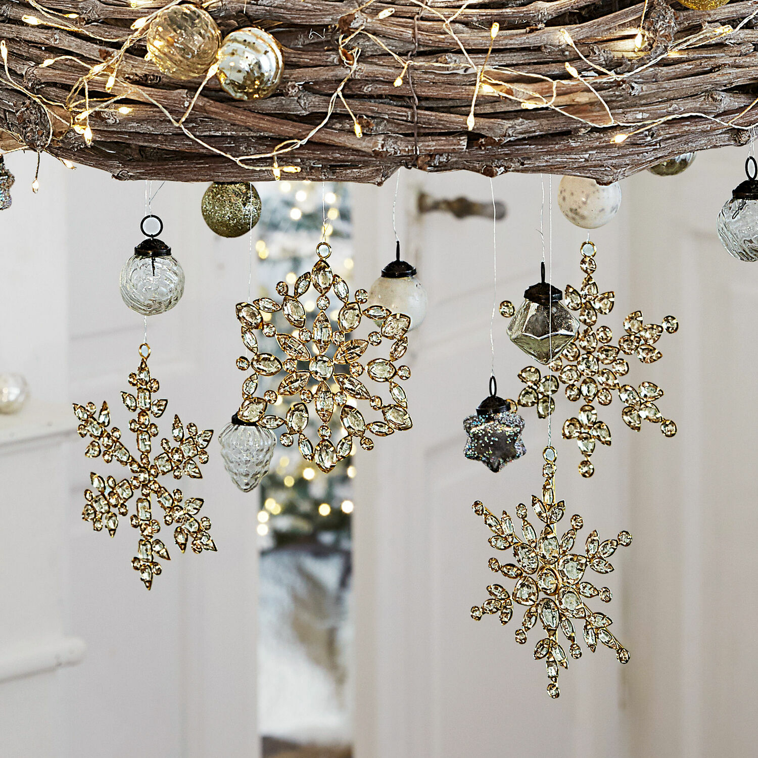 Weihnachtsschmuck 4er Set Gaillon Goldene Weihnachtsanhänger in Schneeflockenform mit Kristallen und Glaskugeln an einem Ast mit LED-Lichterkette