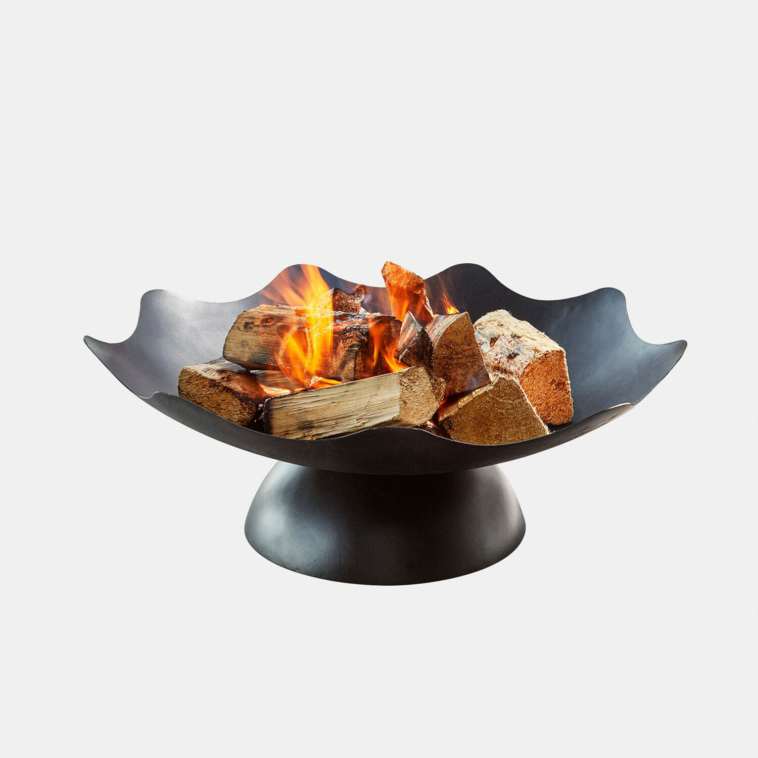 Schwarze Feuerschale aus Metall mit brennendem Holz, ideal für Garten und Terrasse