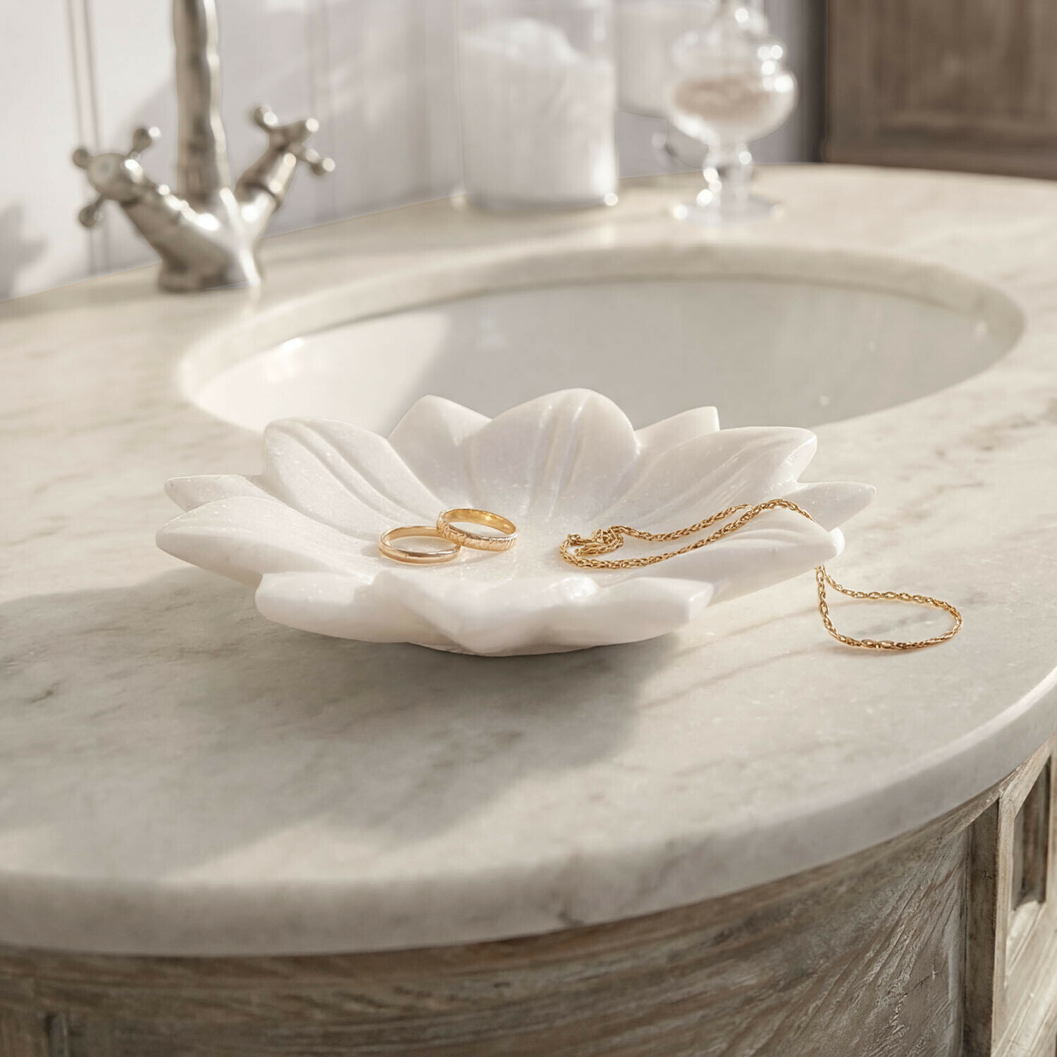 schale Dolcin Weisse Marmorschale in Blumenform für Schmuck auf Marmorwaschbecken im Badezimmer