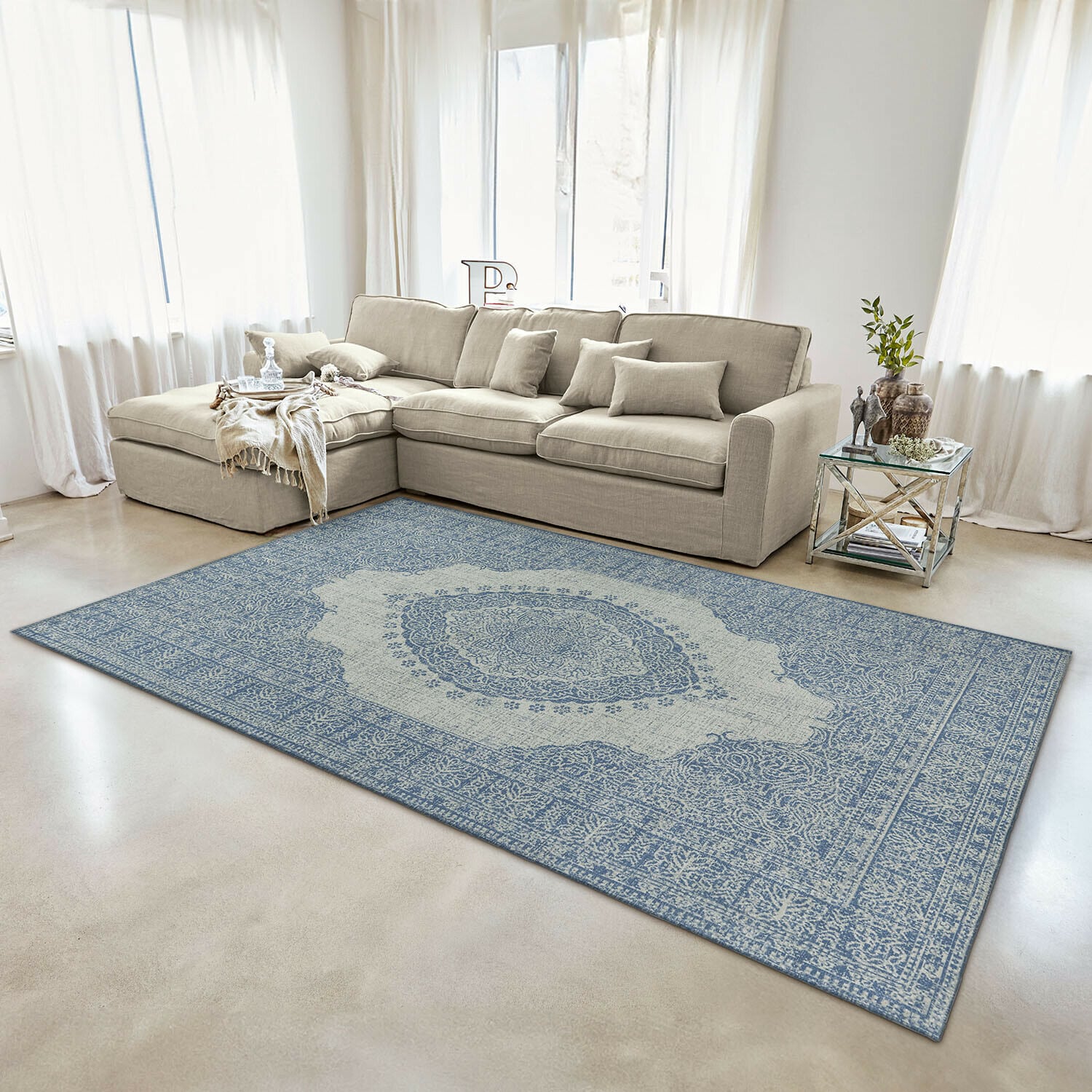 Dekorativer Teppich in Blau-Beige mit orientalischem Muster im modernen Wohnzimmer
