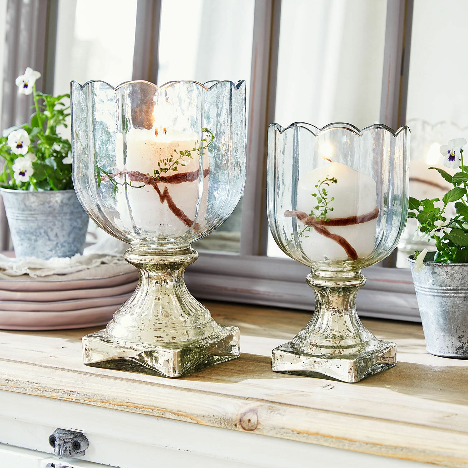 Windlicht 2er Set Jovique Zwei Glas-Kerzenhalter mit weissen Kerzen und Pflanzen-Dekor auf Holzplatte