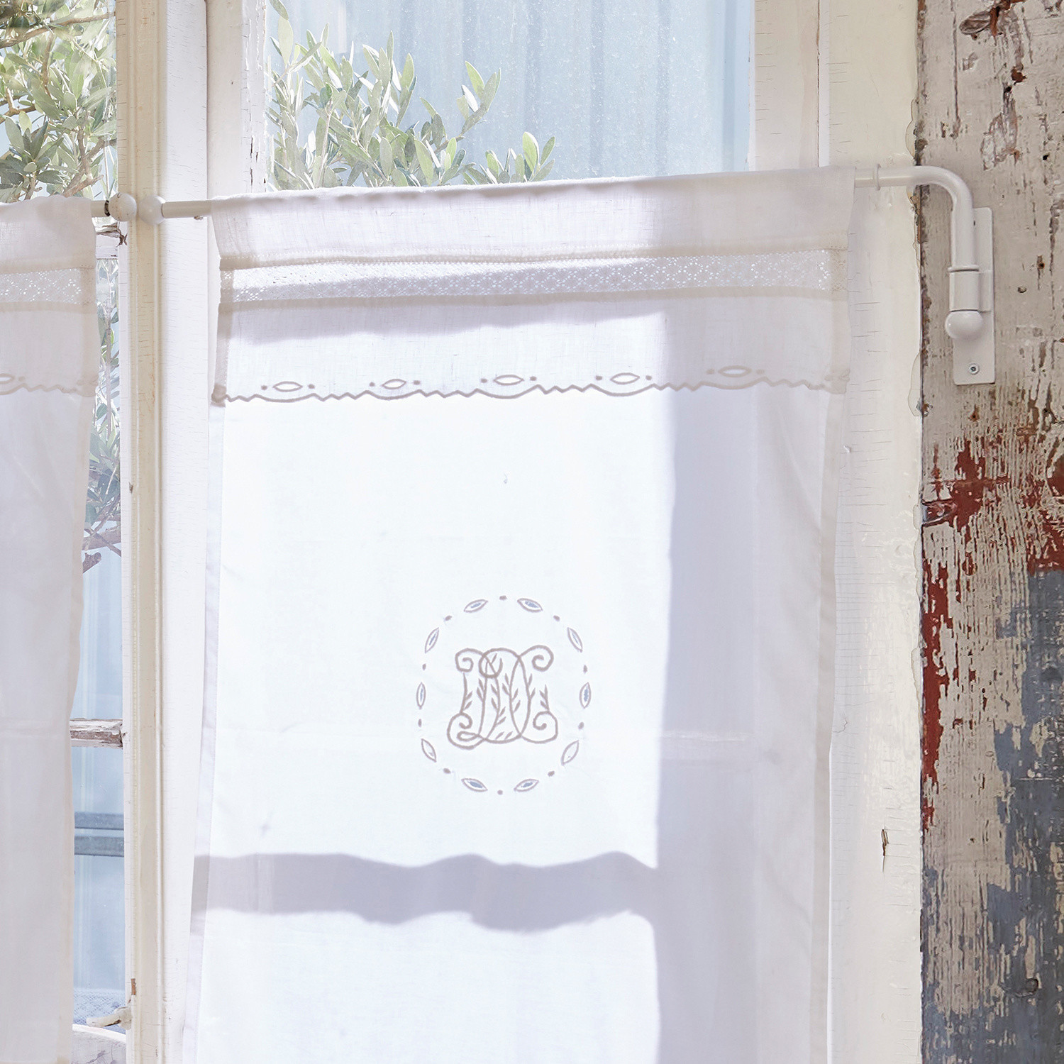 Gardinenstange Epping Weisse Leinengardine mit feiner Stickerei und Spitzenband, dekorativer Fensterschmuck.