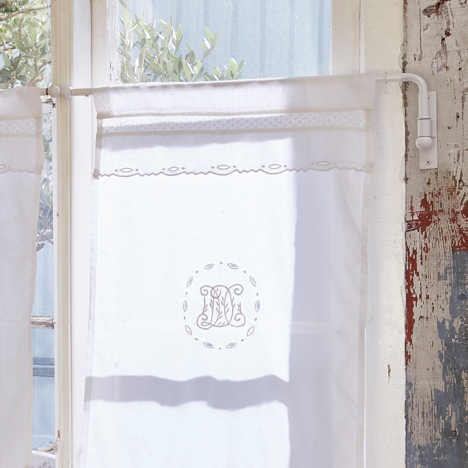 Gardinenstange Epping Weisse Leinengardine mit feiner Stickerei und Spitzenband, dekorativer Fensterschmuck.