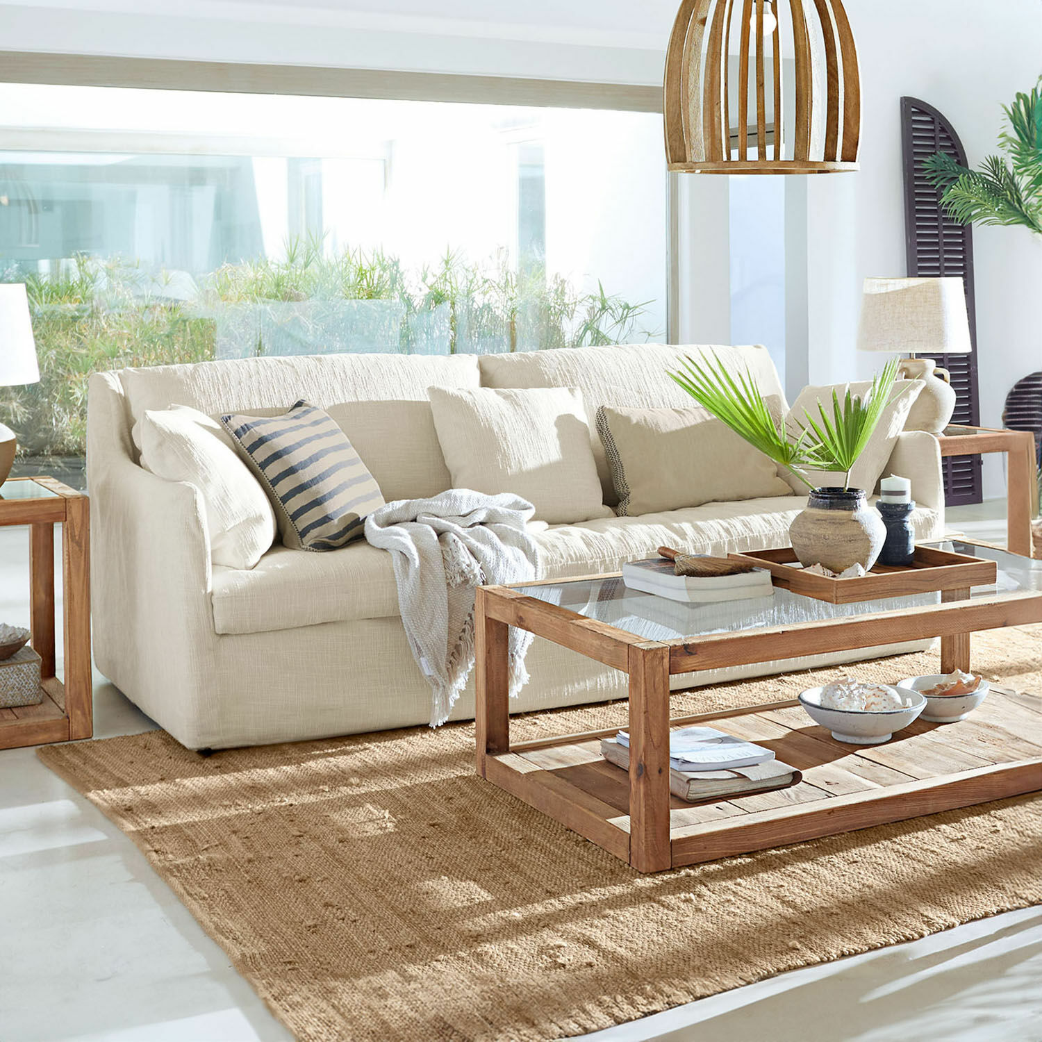 Sofa Shadowfield Beiges Stoffsofa im hellen Wohnzimmer mit Holzcouchtisch und Naturteppich