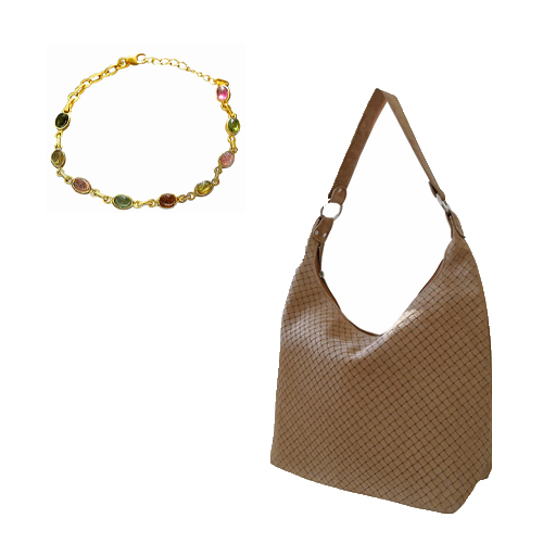 Armband mit bunten Steinen an goldener Kette und beigefarbene geflochtene Tasche mit breitem Träger