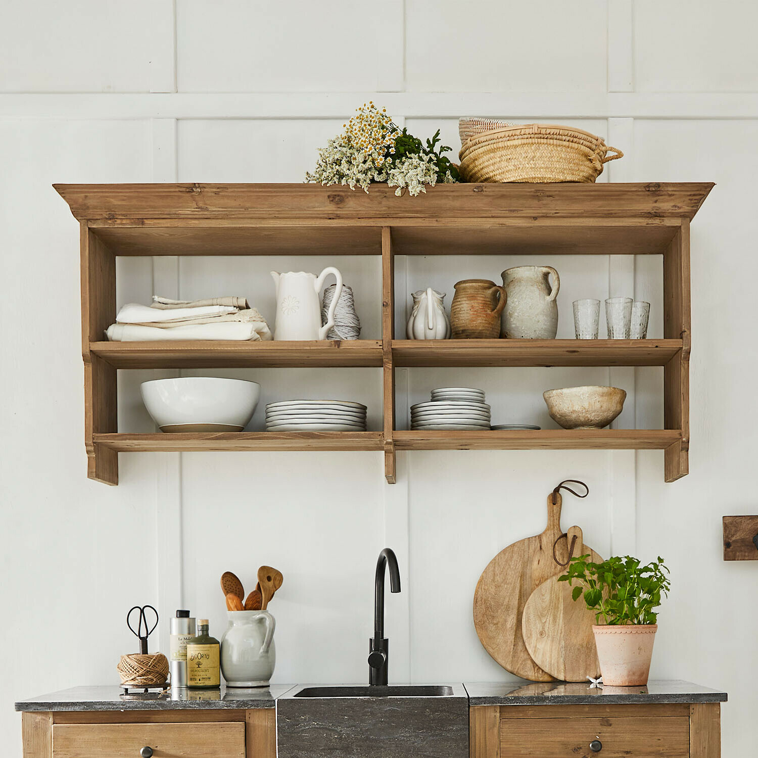 Wandregal Bergenfield Rustikales Holzregal mit Keramikgeschirr, Tellern und Korb an weisser Wand in Landhausküche