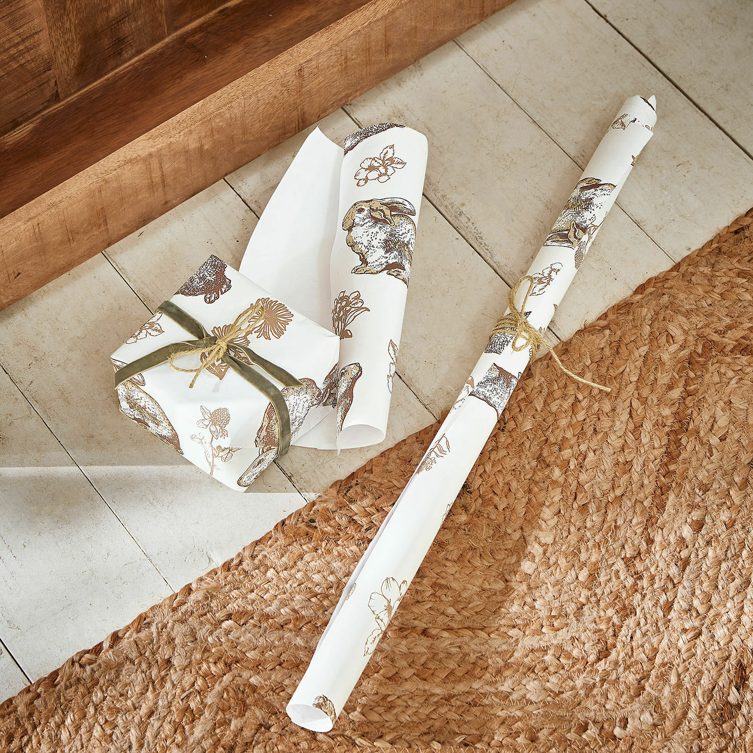 Geschenkpapier FSC®-Mix 70% Skylar Geschenkpapier mit braunen Hasen- und Blumenmotiven auf weissem Hintergrund, rustikaler Stil