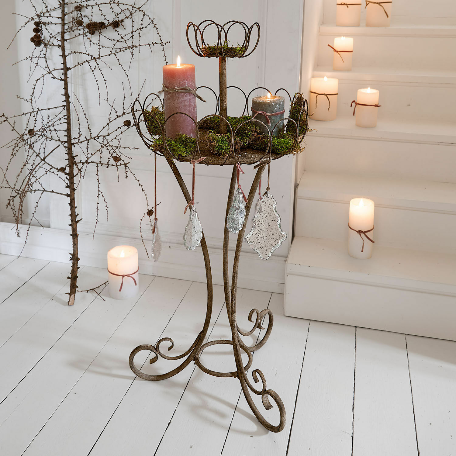 Metallkerzenständer mit hängenden Dekorationen und Moos, rustikales Design für Innenräume