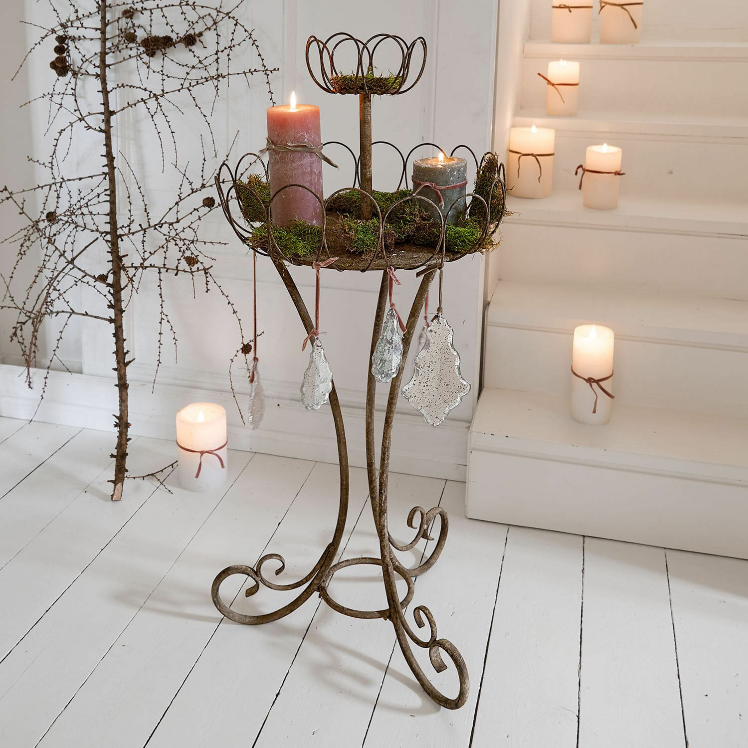 Deko-Ständer Mélissant Metallkerzenständer mit hängenden Dekorationen und Moos, rustikales Design für Innenräume