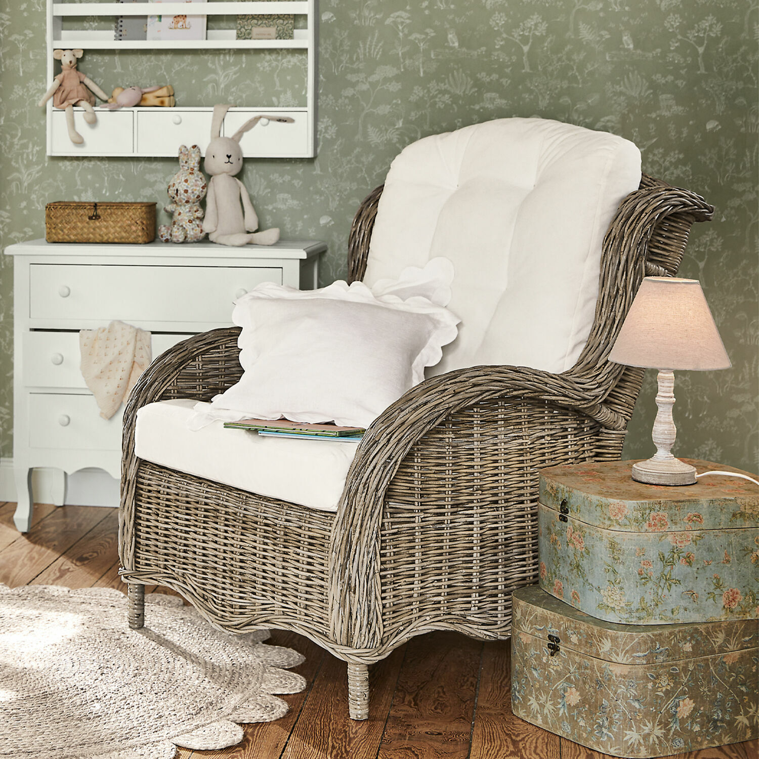 Sessel Hailee Wikinger-Sessel mit weissem Polster und Kissen in gemütlichem Zimmer mit Lampe und Kommode