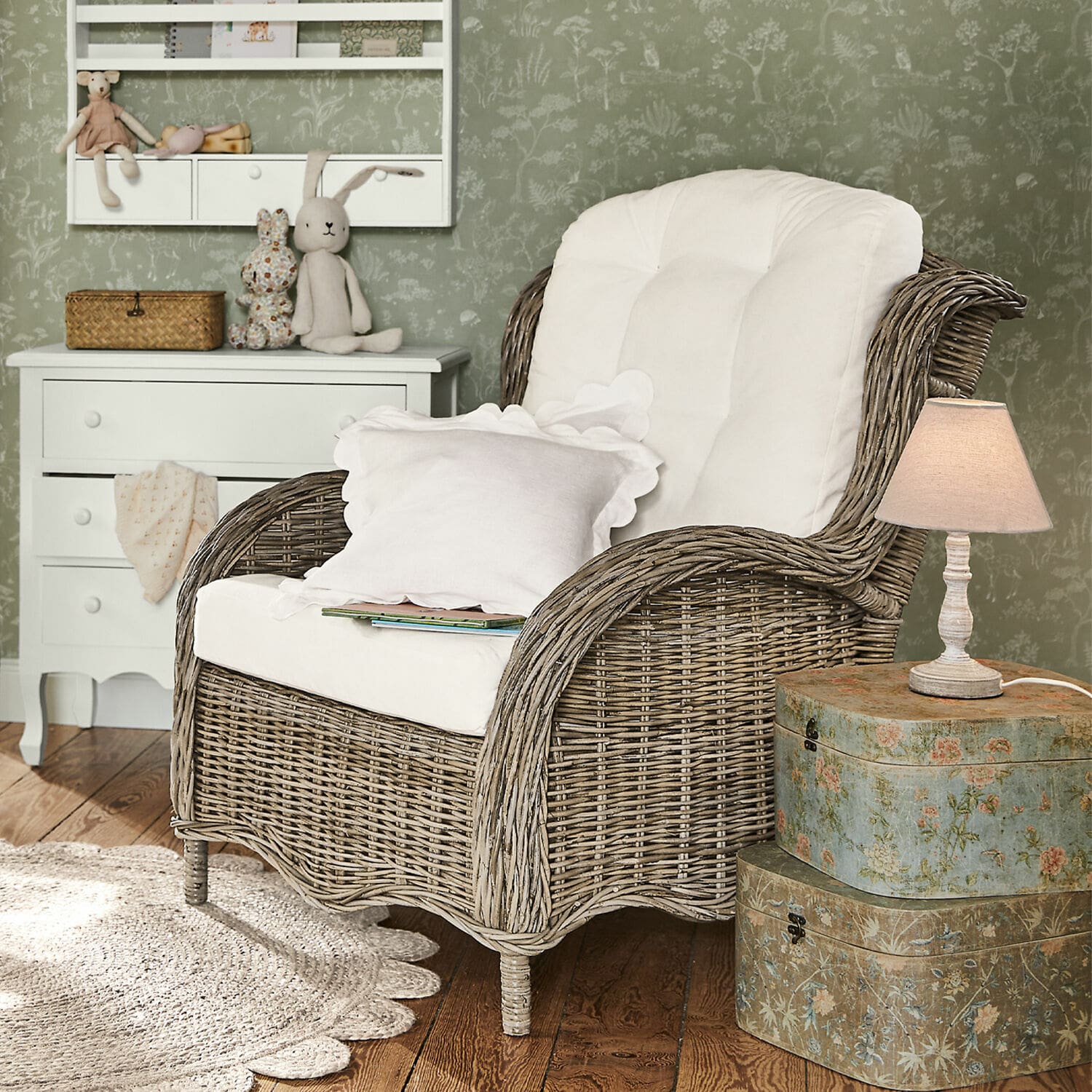 Sessel Hailee Wikinger-Sessel mit weissem Polster und Kissen in gemütlichem Zimmer mit Lampe und Kommode
