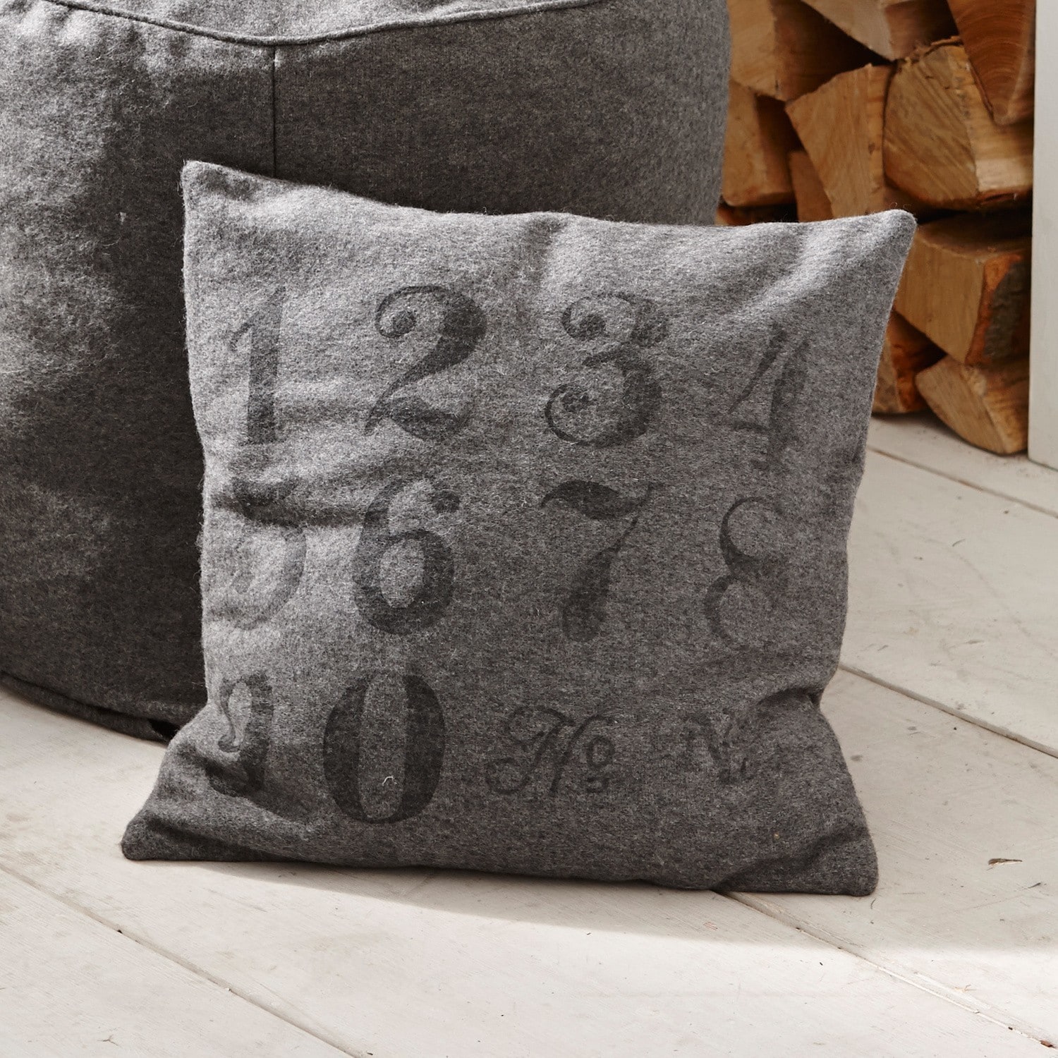 Kissen Clay Graues Kissen aus weichem Material mit Zahlenmuster, dekoratives Wohnaccessoire mit Ziffern