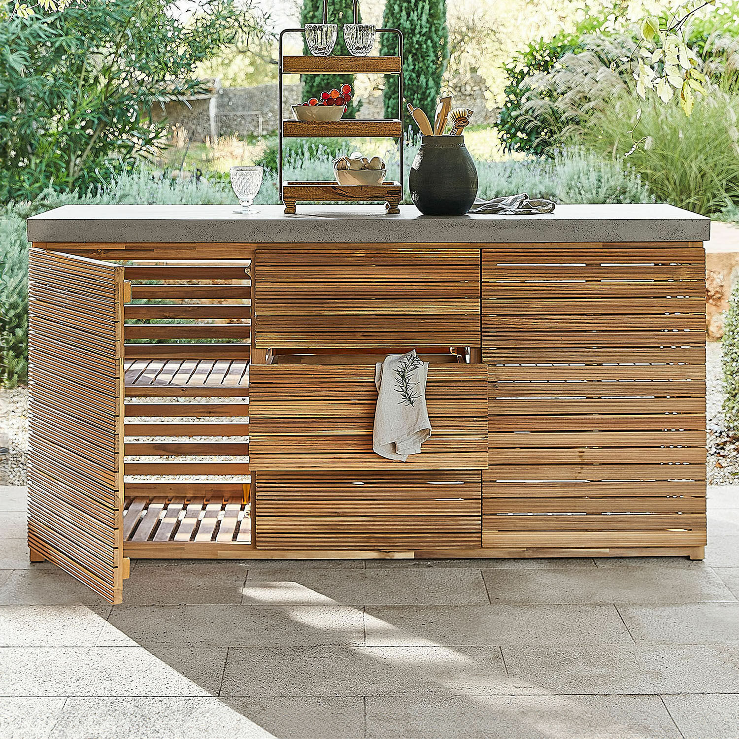 Outdoor-Küchenzeile FSC®-100% Venzone Gartenschrank aus Holz mit Betonplatte und offenen Regalen, praktisches Aufbewahrungsmöbel für die Terrasse