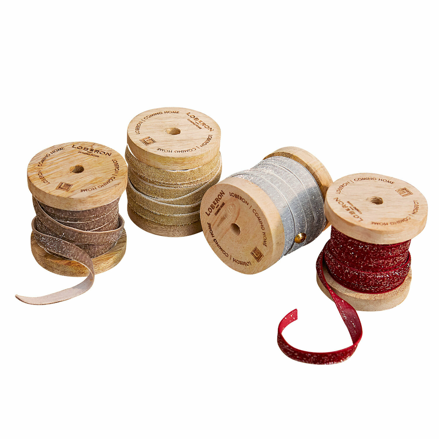 Samtband 4er Set Verlanne Vier Holzspulen mit glitzernden Bändern in Braun, Gold, Silber und Rot für Bastel- und Dekorationszwecke.