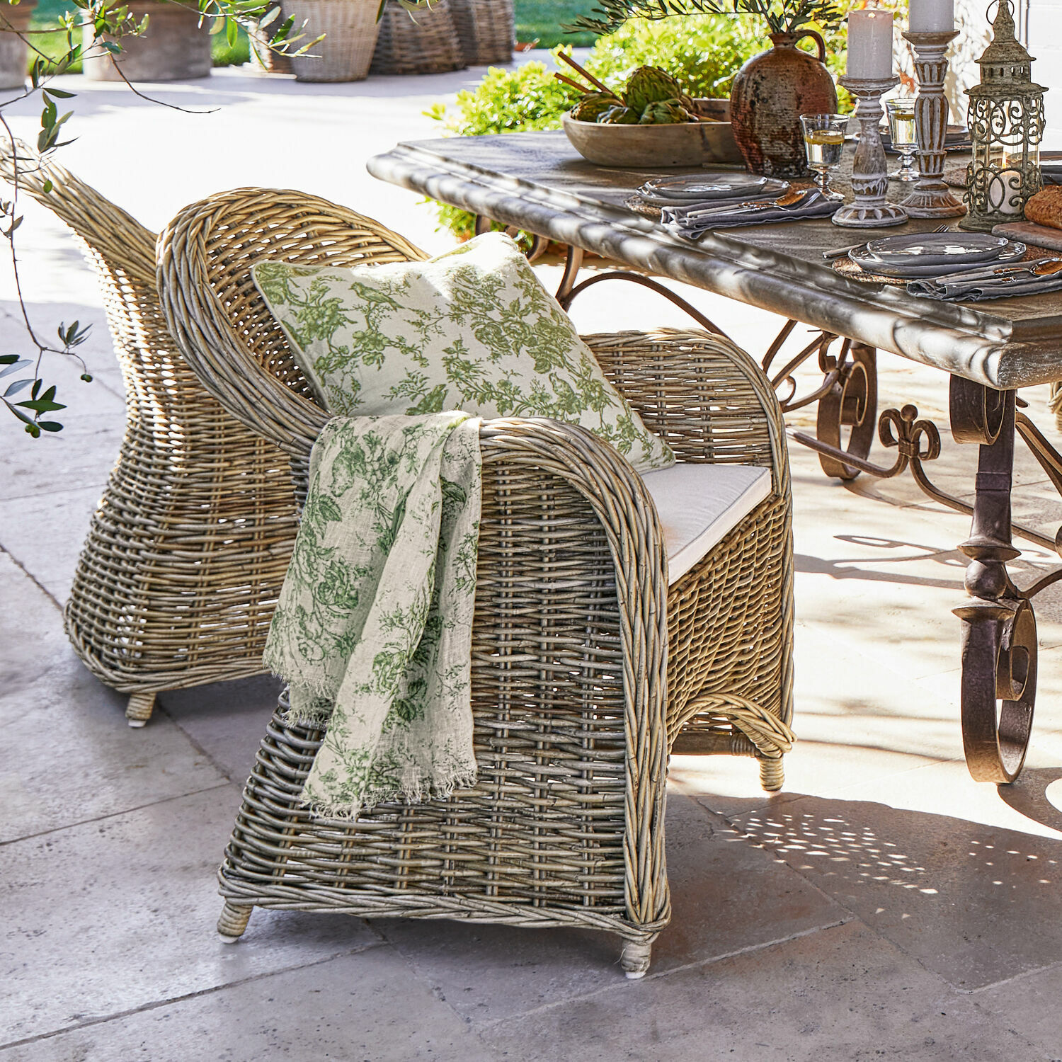Sessel Margate Rattansessel in Natur mit grünem Kissen und Decke für Terrasse oder Gartenmöbel.