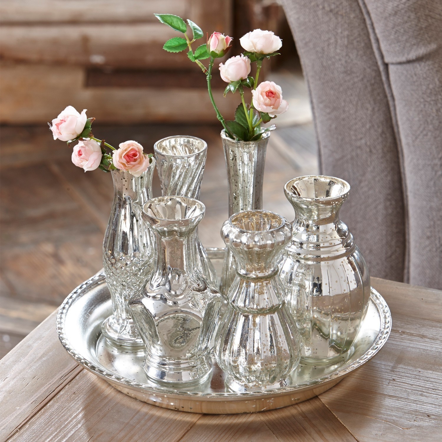 Tablett mit Vasen Blairville Set aus silbernen Glasvasen auf Tablett mit rosa Blumen, stilvolle Tischdekoration